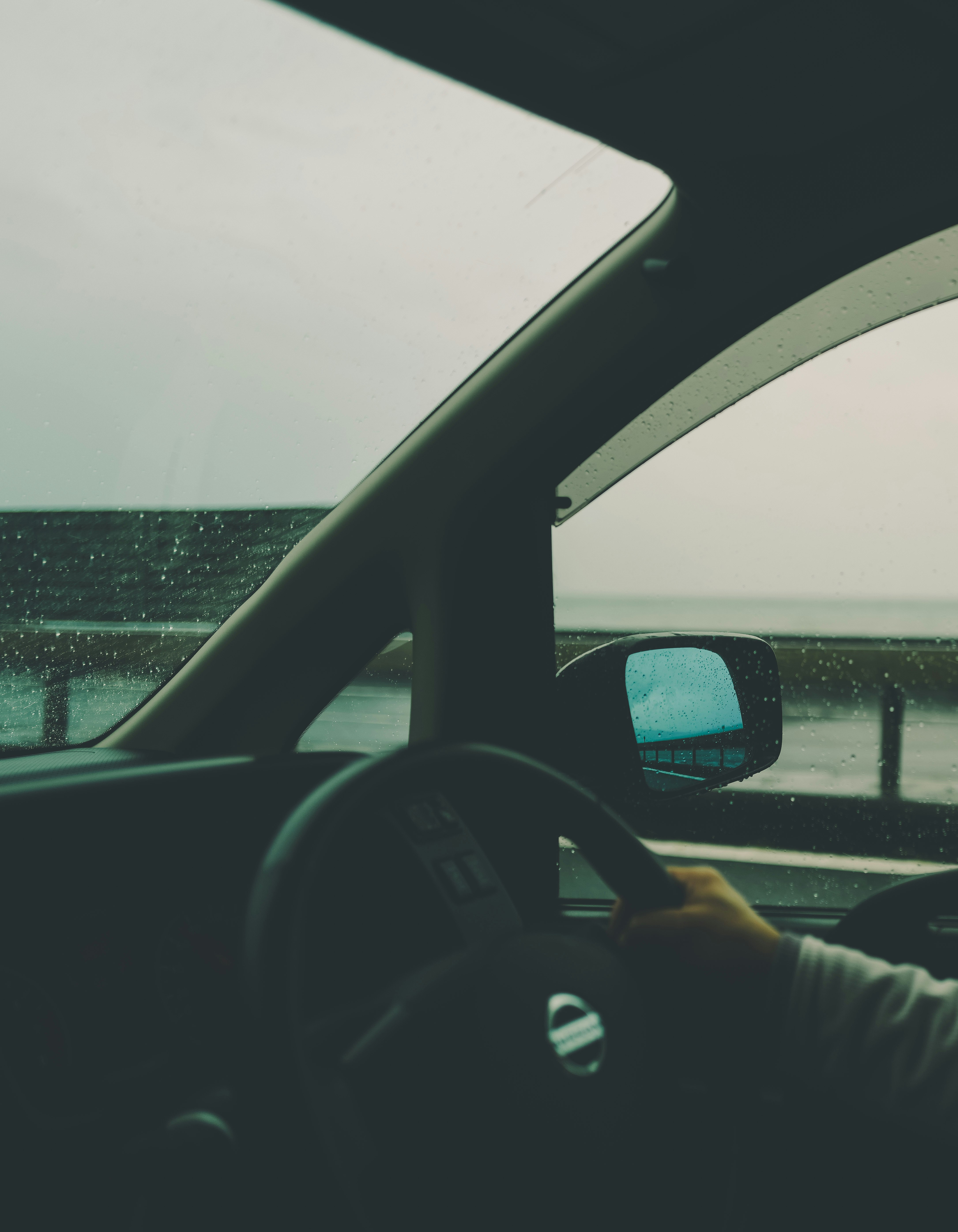 vista dall’interno di un’auto mentre si guida lungo la costa