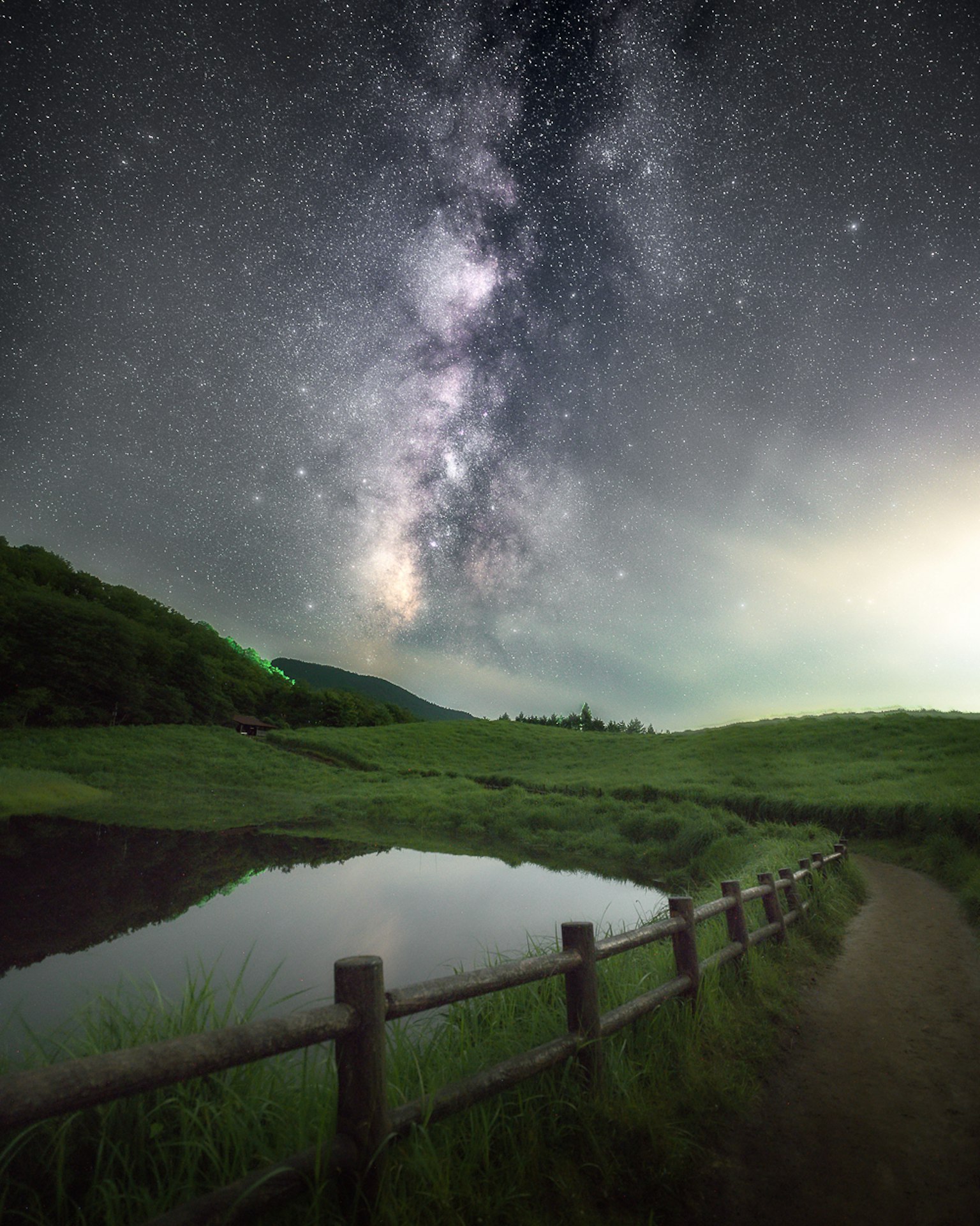 Paysage serein avec un lac reflétant le ciel étoilé et la Voie lactée