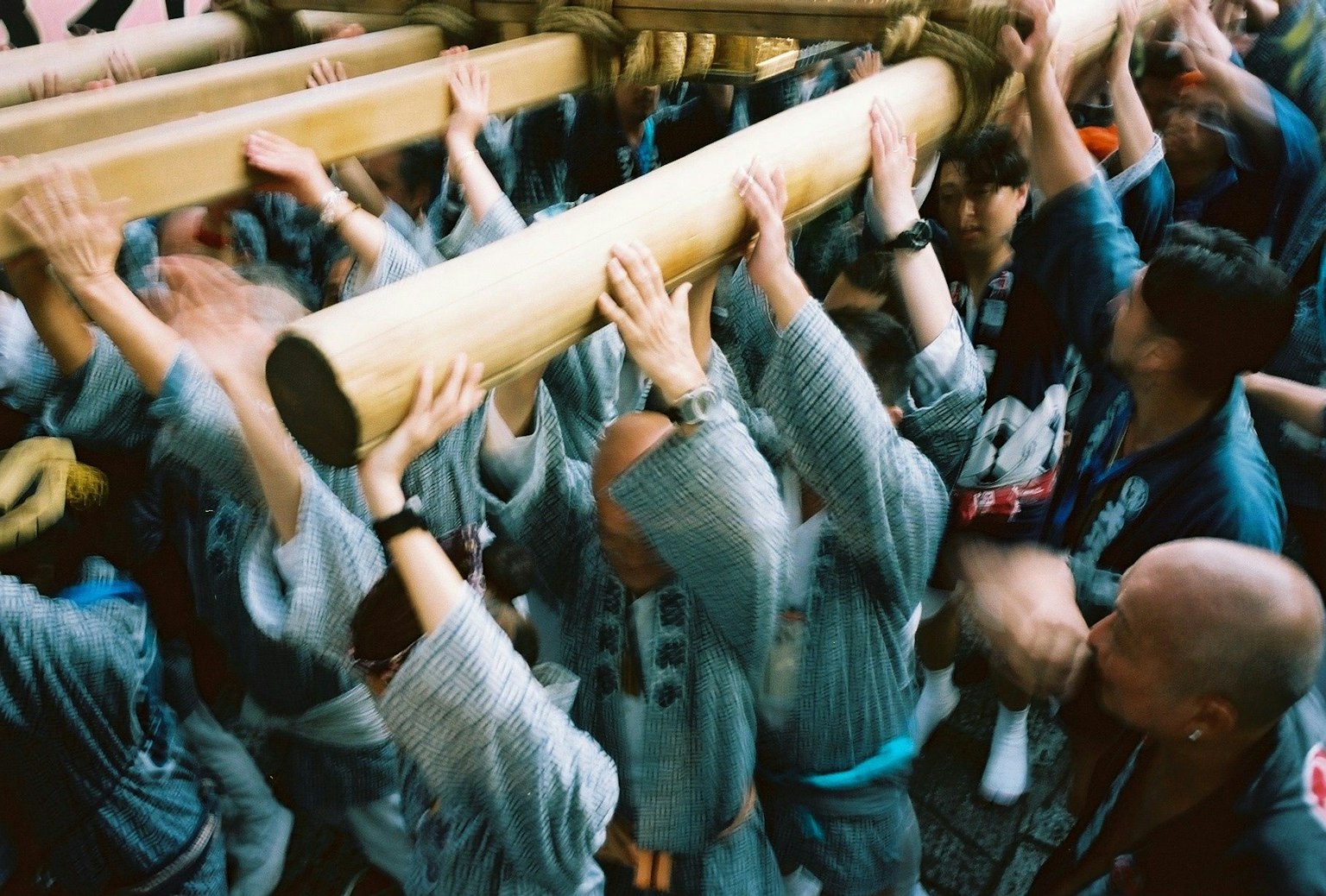 Peserta mengangkat tiang kayu besar selama festival
