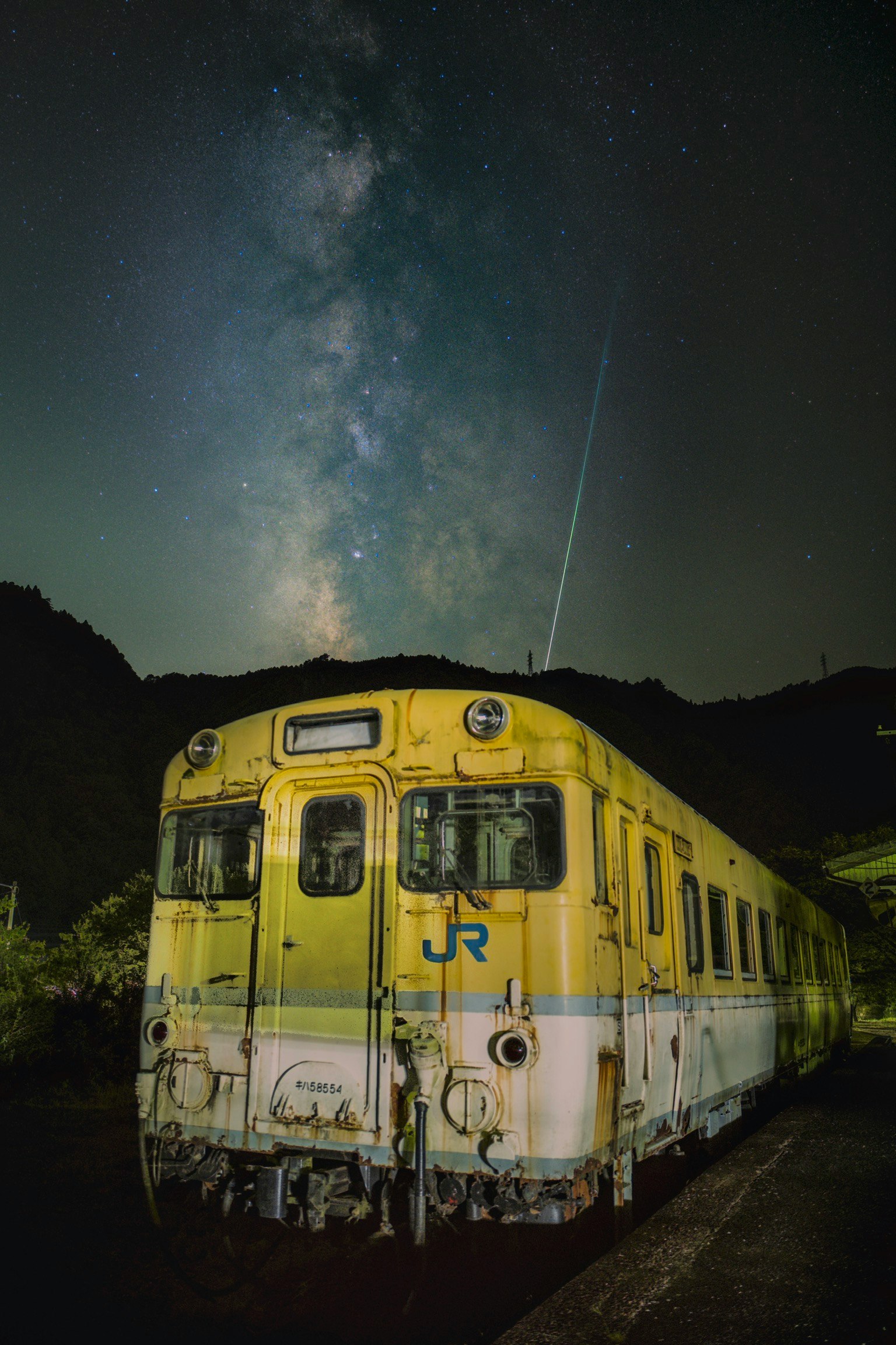 天の川と流星の夜空に浮かぶキハ58の列車