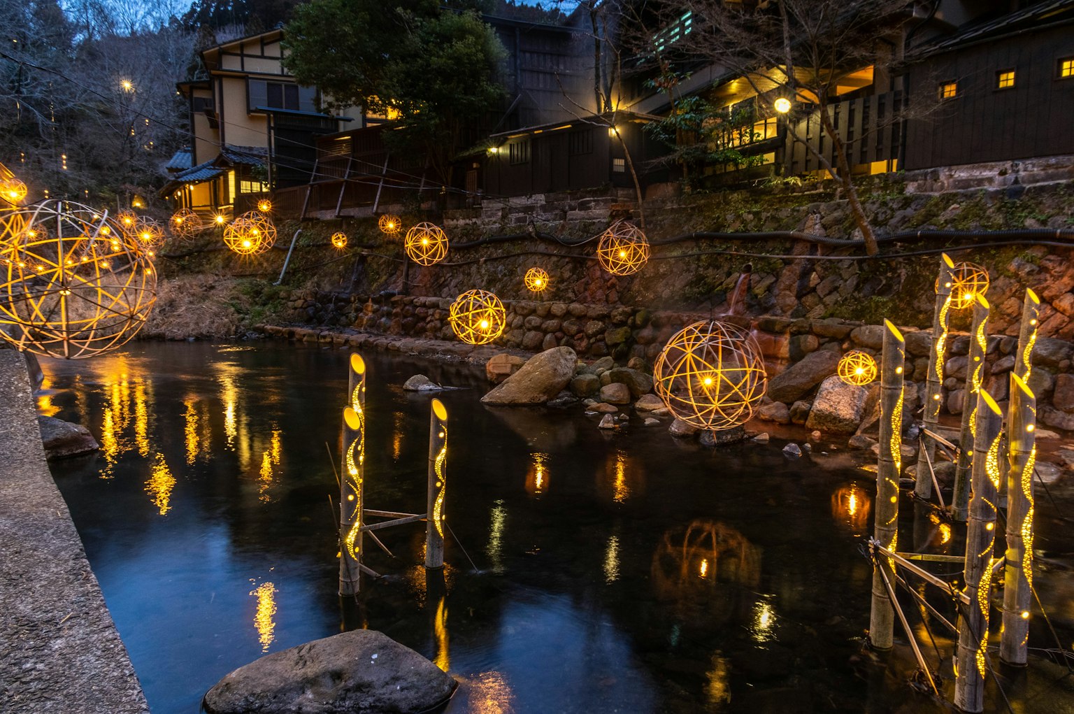 Pemandangan malam dengan lentera dan lampu cantik mengapung di sungai