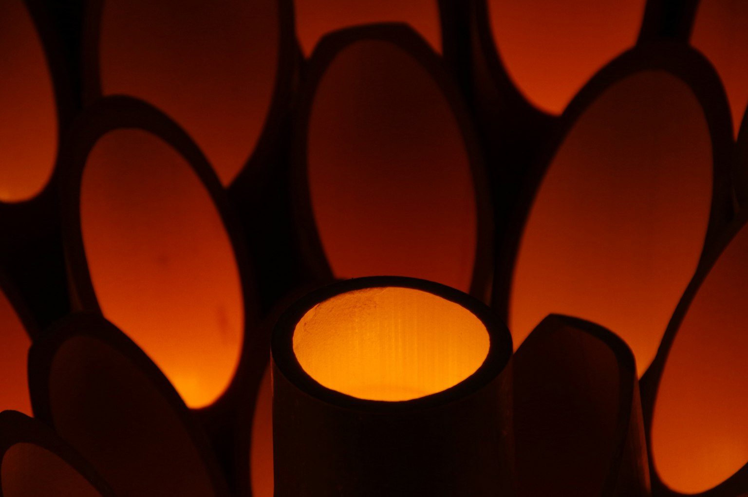 Une image d'objets cylindriques émettant une lumière orange chaude