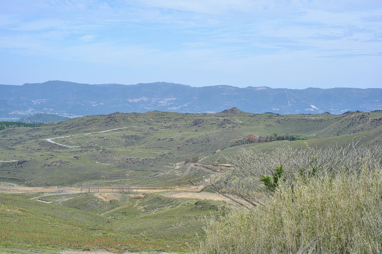 Colline verdi espansive sotto un cielo blu
