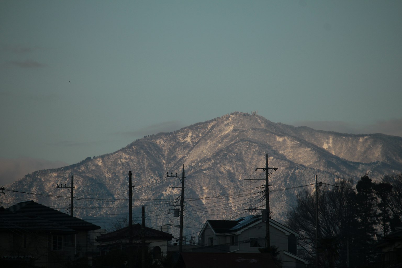 눈 덮인 산과 전경의 주거 지역