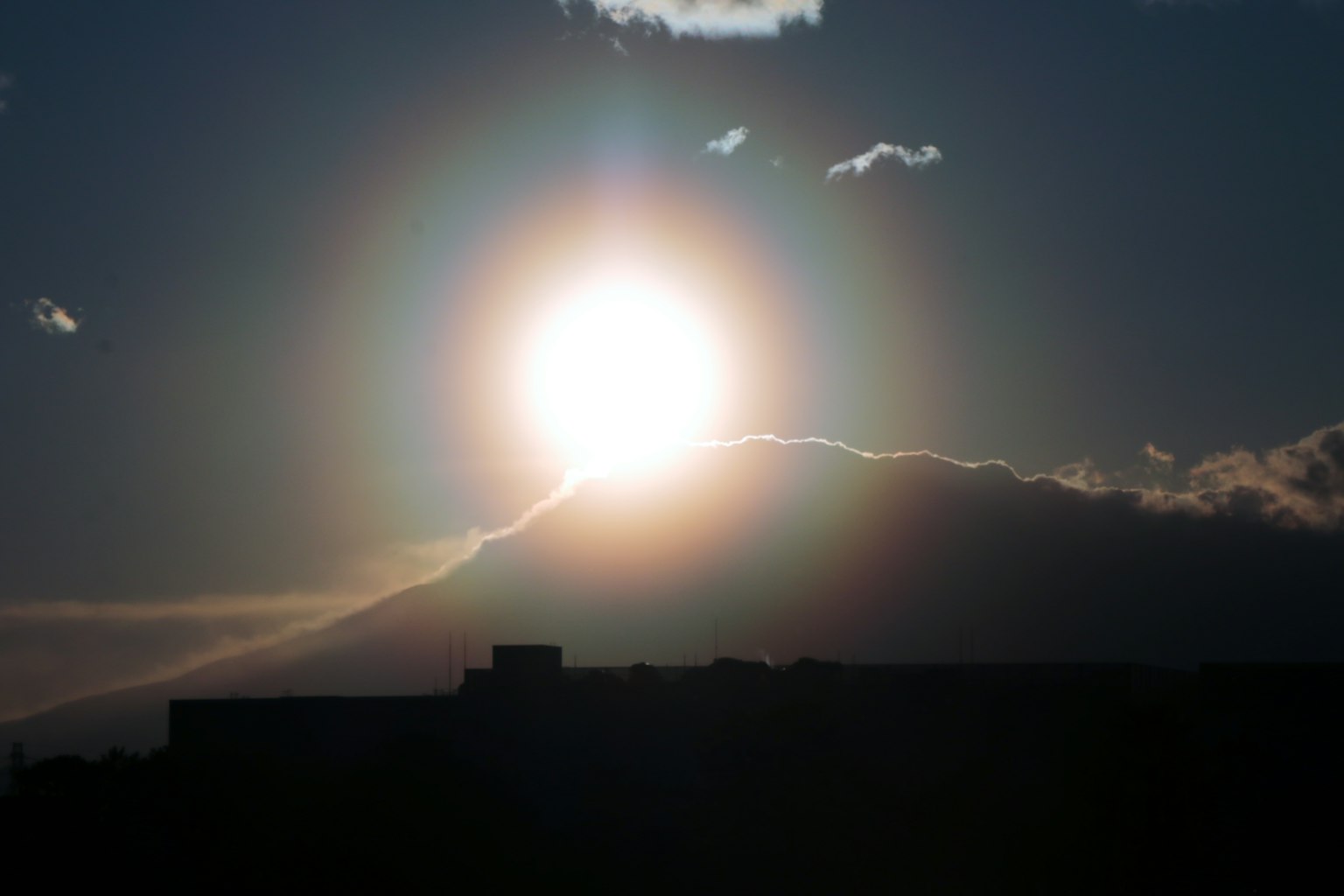 Alba su una montagna con nuvole in silhouette