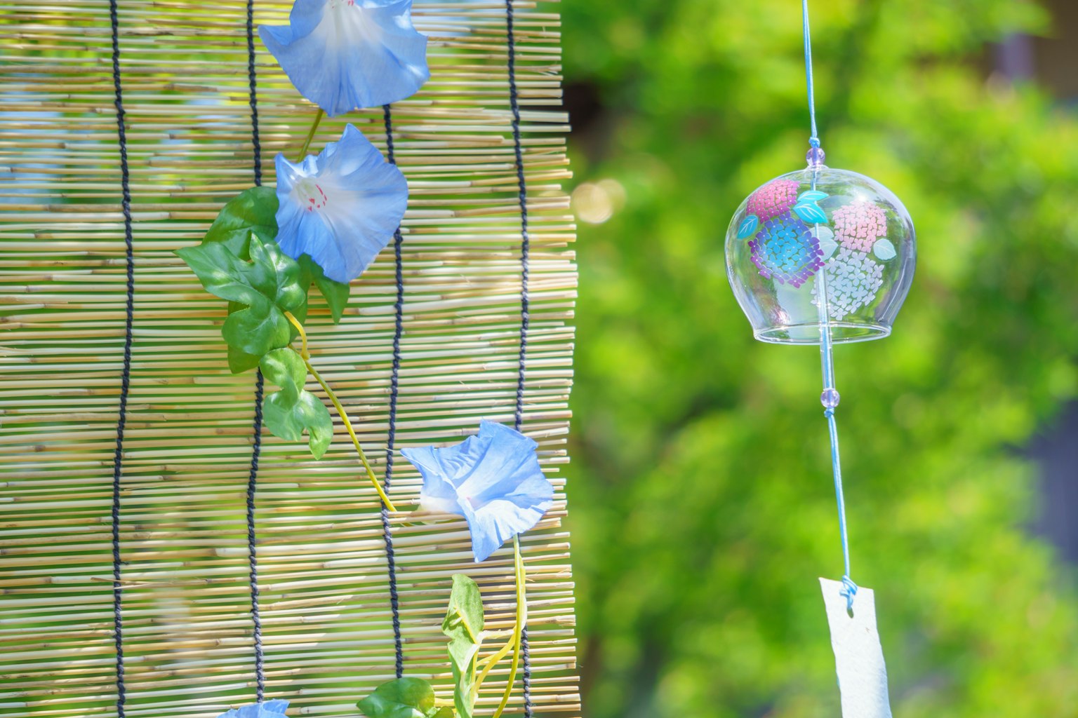 Scena naturale con fiori blu e una campana a vento