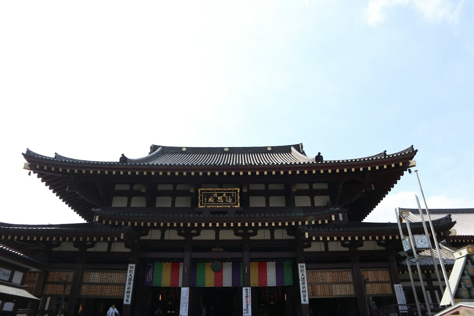 傳統日本寺廟外觀，懸掛著五彩繽紛的橫幅