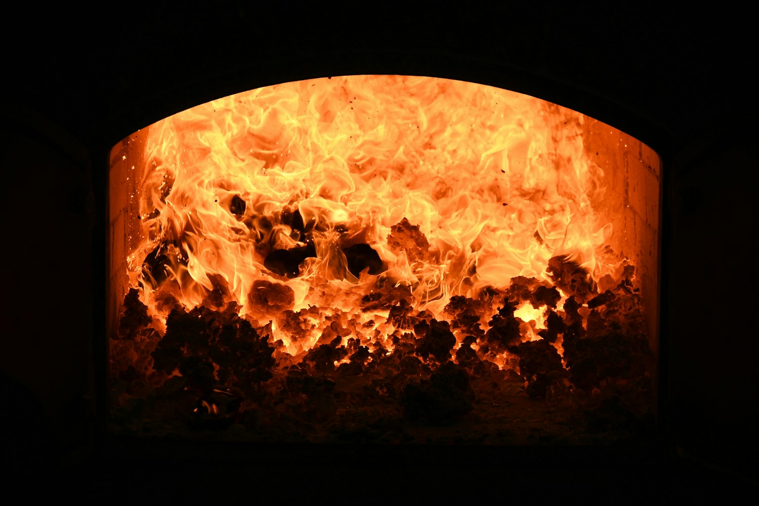 Vista di fiamme che bruciano intensamente all'interno di un forno