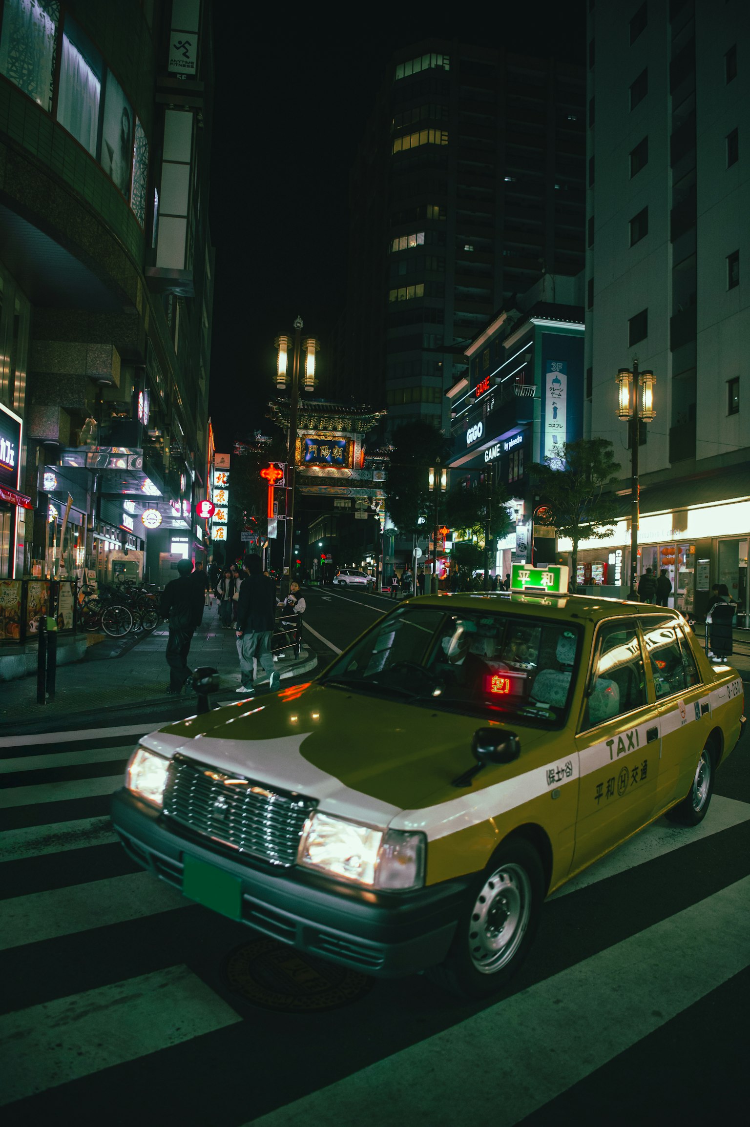 夜间在城市行驶的日本出租车