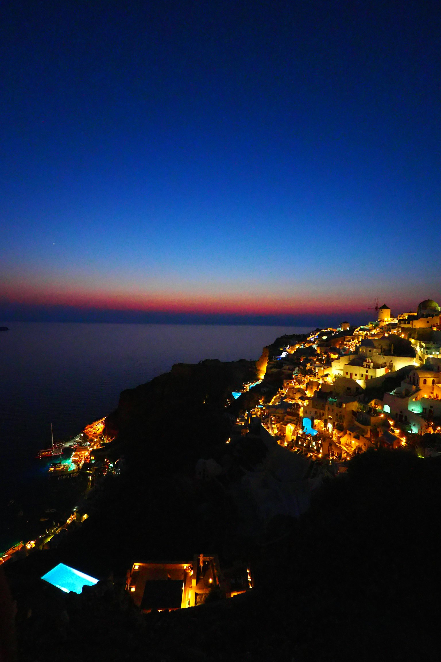 Vista costiera stupenda con un cielo notturno sfumato