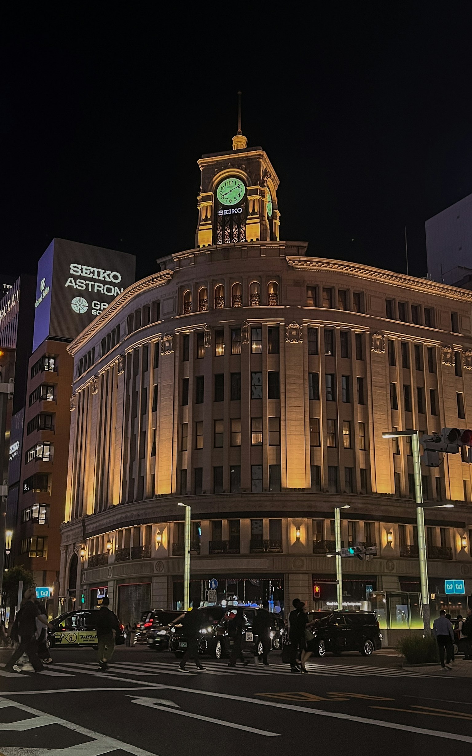 夜晚银座钟楼建筑的美丽外观