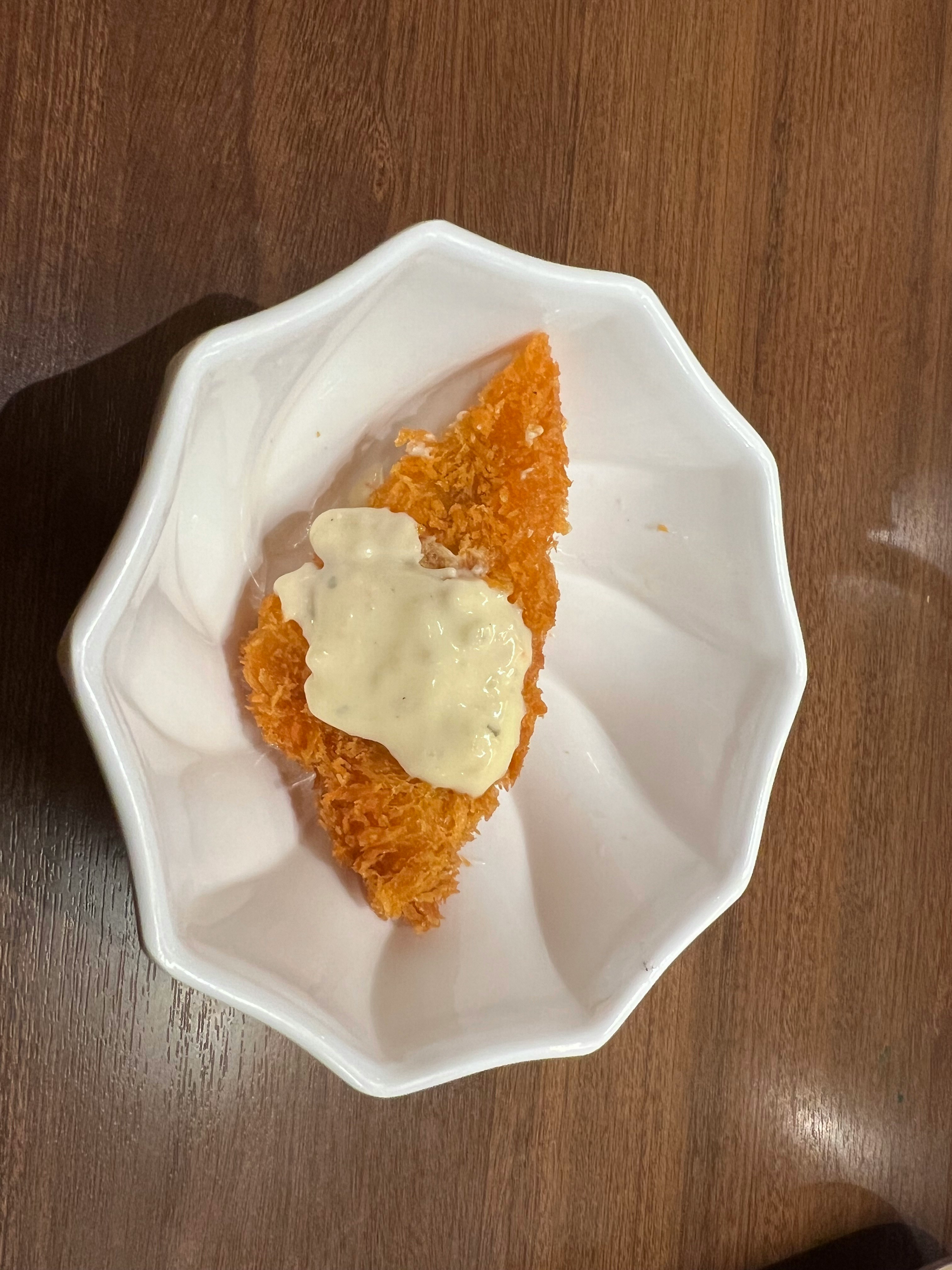 木目のテーブル上の揚げ物とタルタルソース