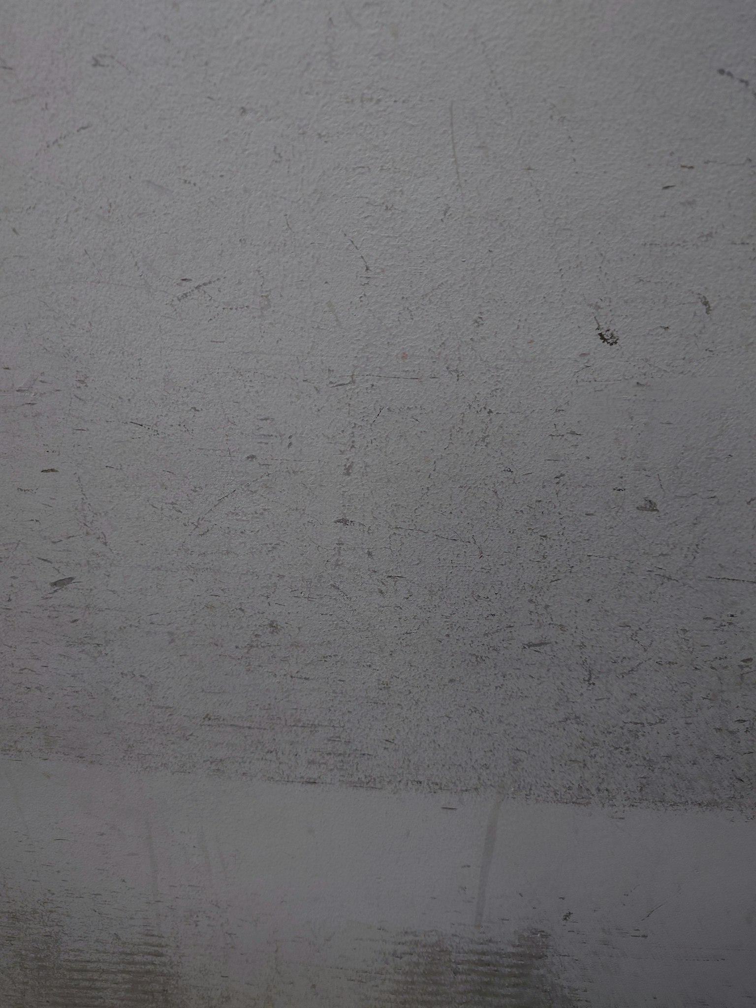 Ciel gris avec des flocons de neige tombants