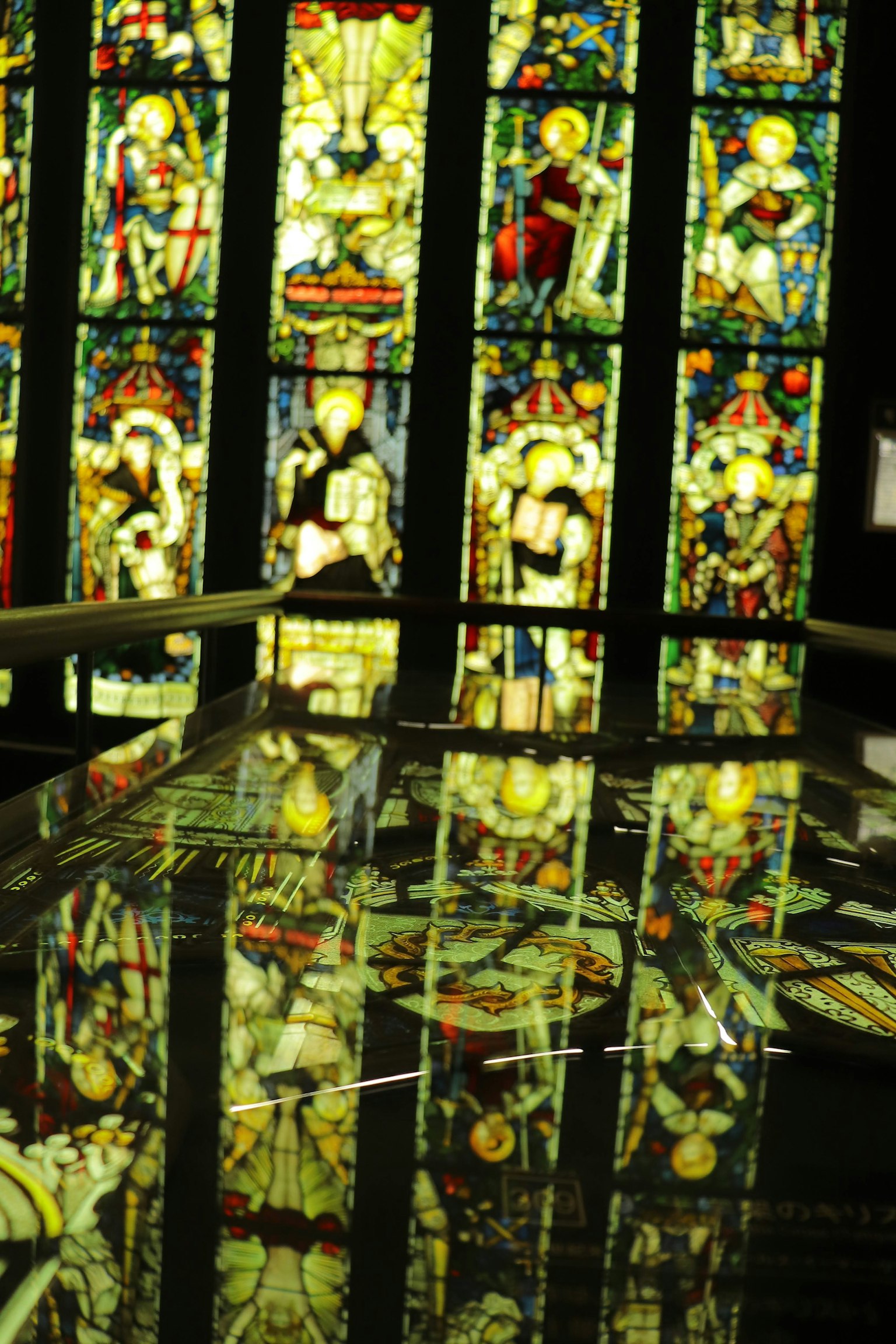 Intérieur d'une église avec de belles fenêtres en vitrail se reflétant sur la surface