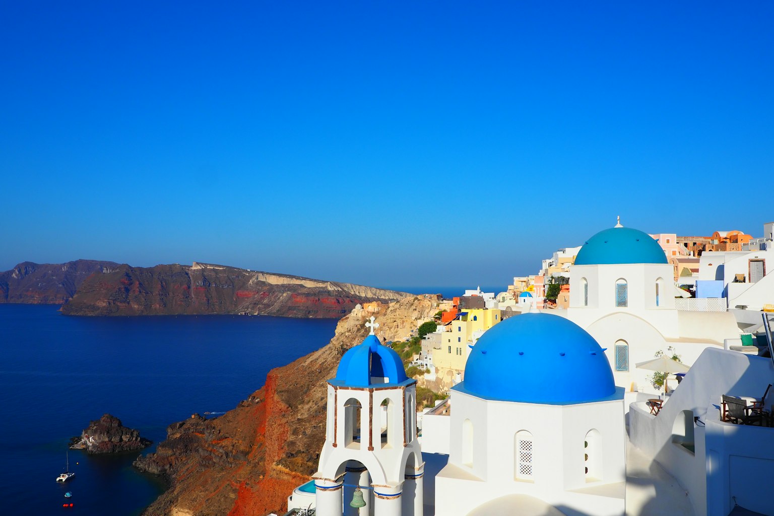 Đường bờ biển tuyệt đẹp của Santorini với các nhà thờ mái vòm xanh