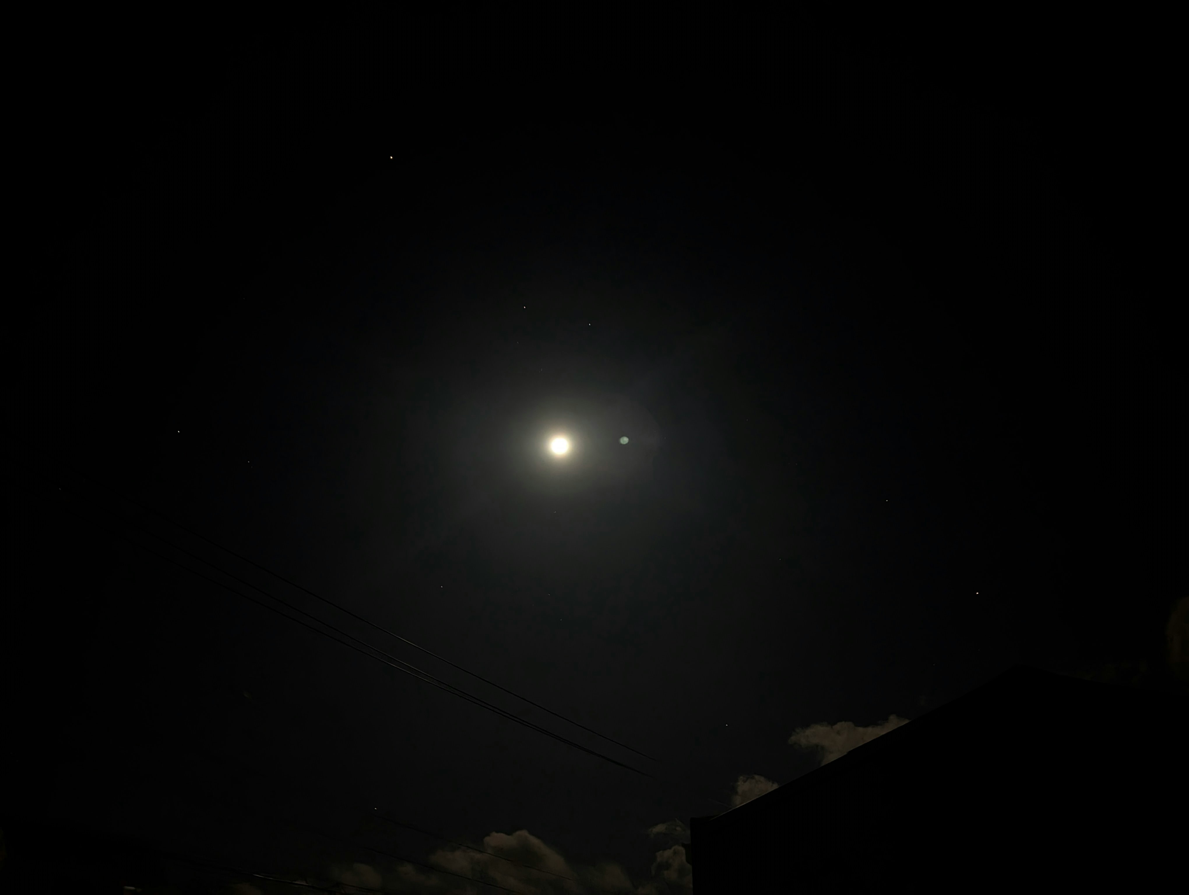 cahaya bulan di langit malam yang gelap dengan kabut