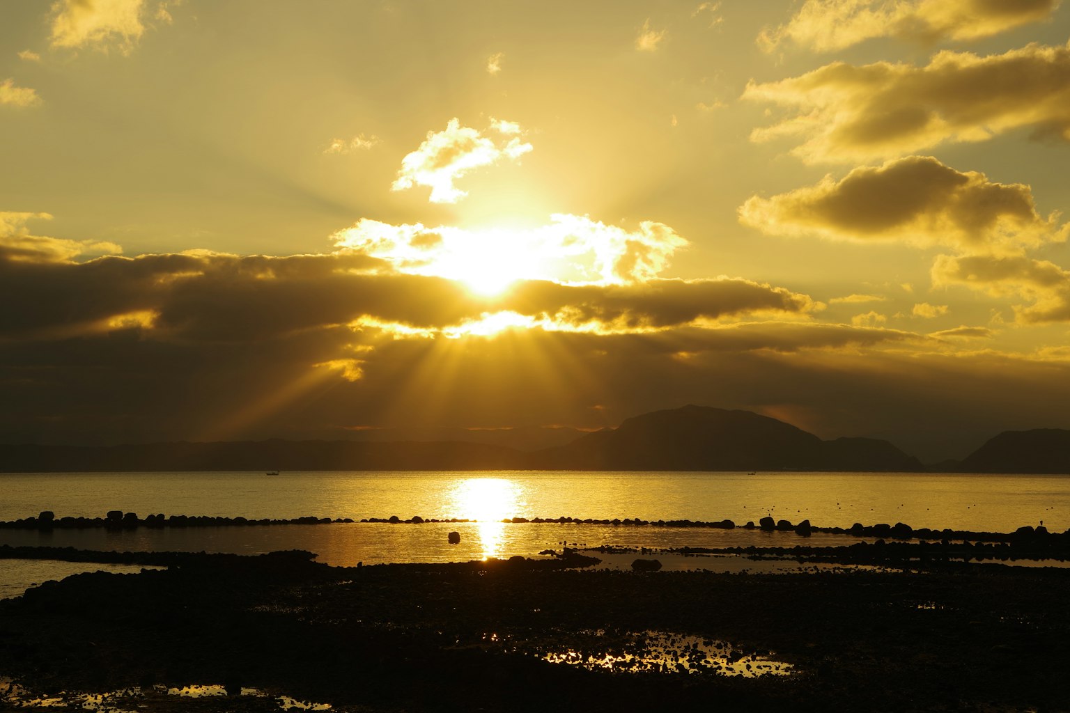 Paysage magnifique avec le coucher de soleil se reflétant sur la mer
