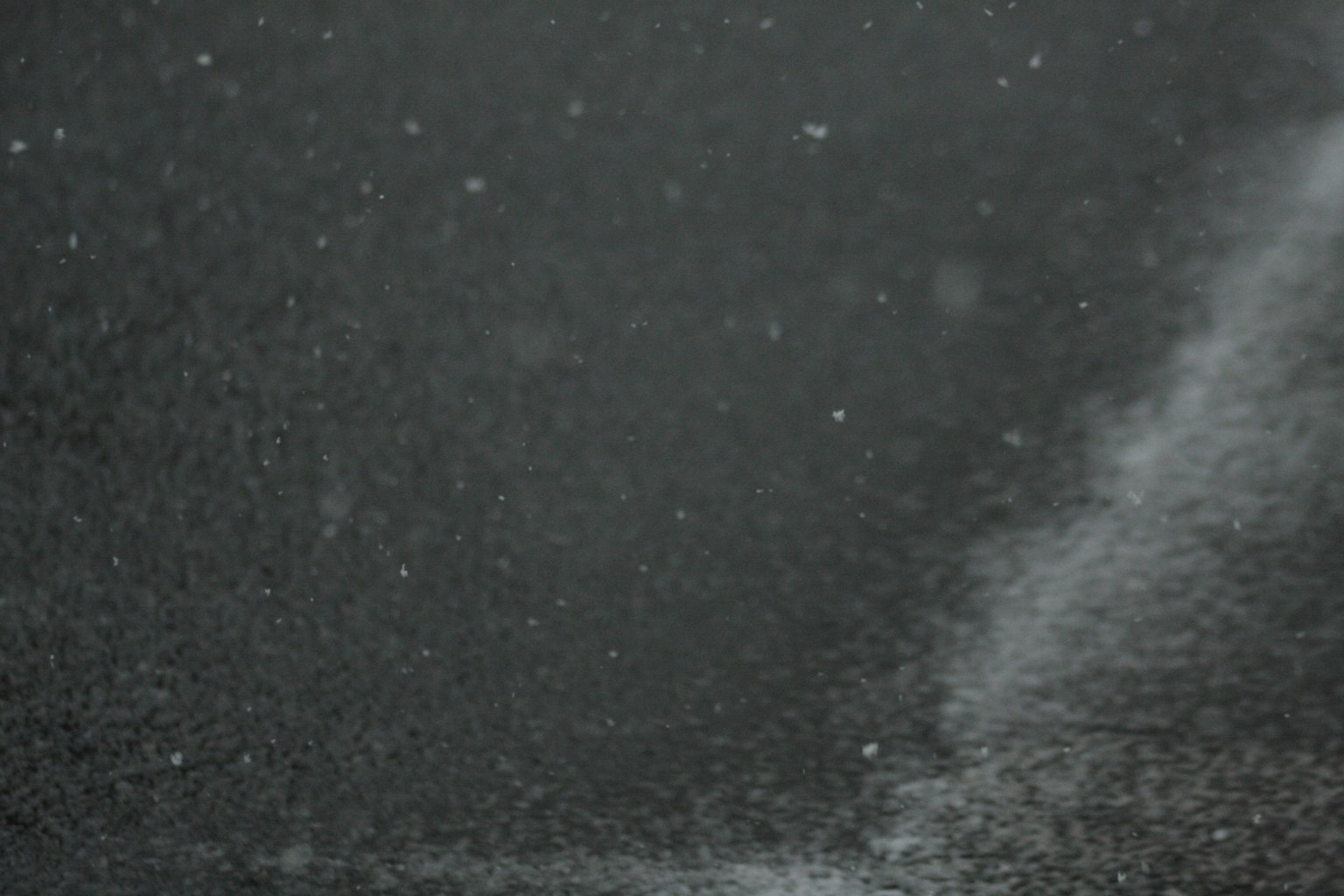 雨中道路的特写与水花