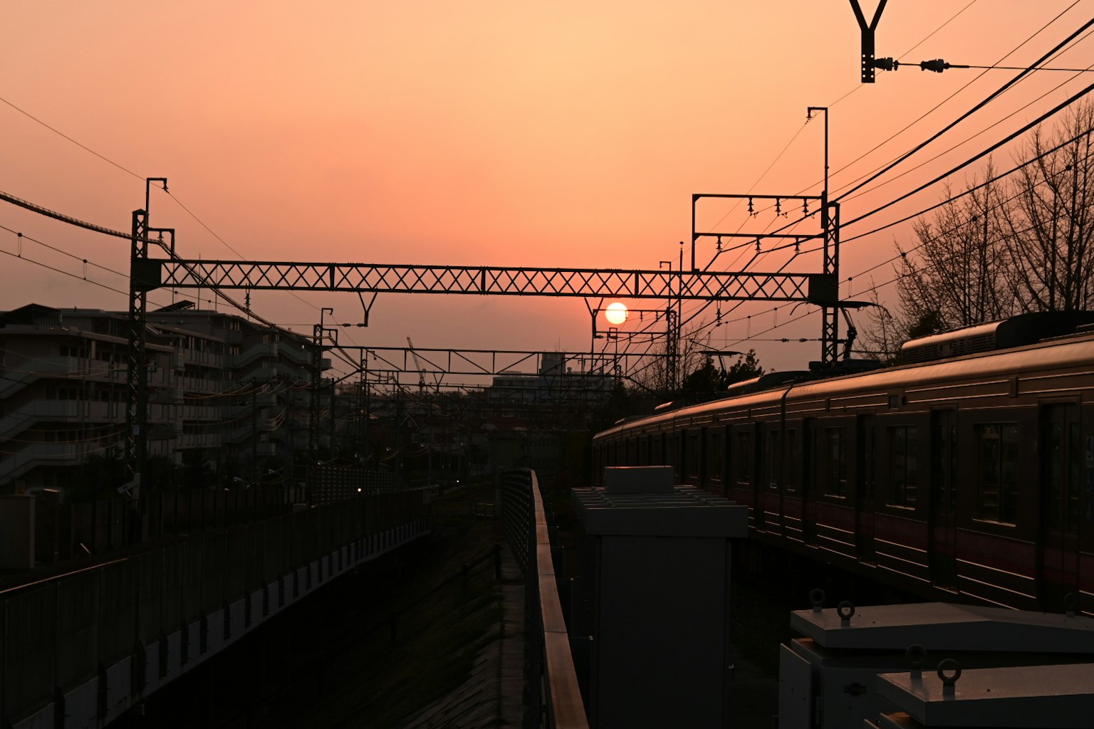 เงาของรถไฟและอาคารในยามพระอาทิตย์ตก