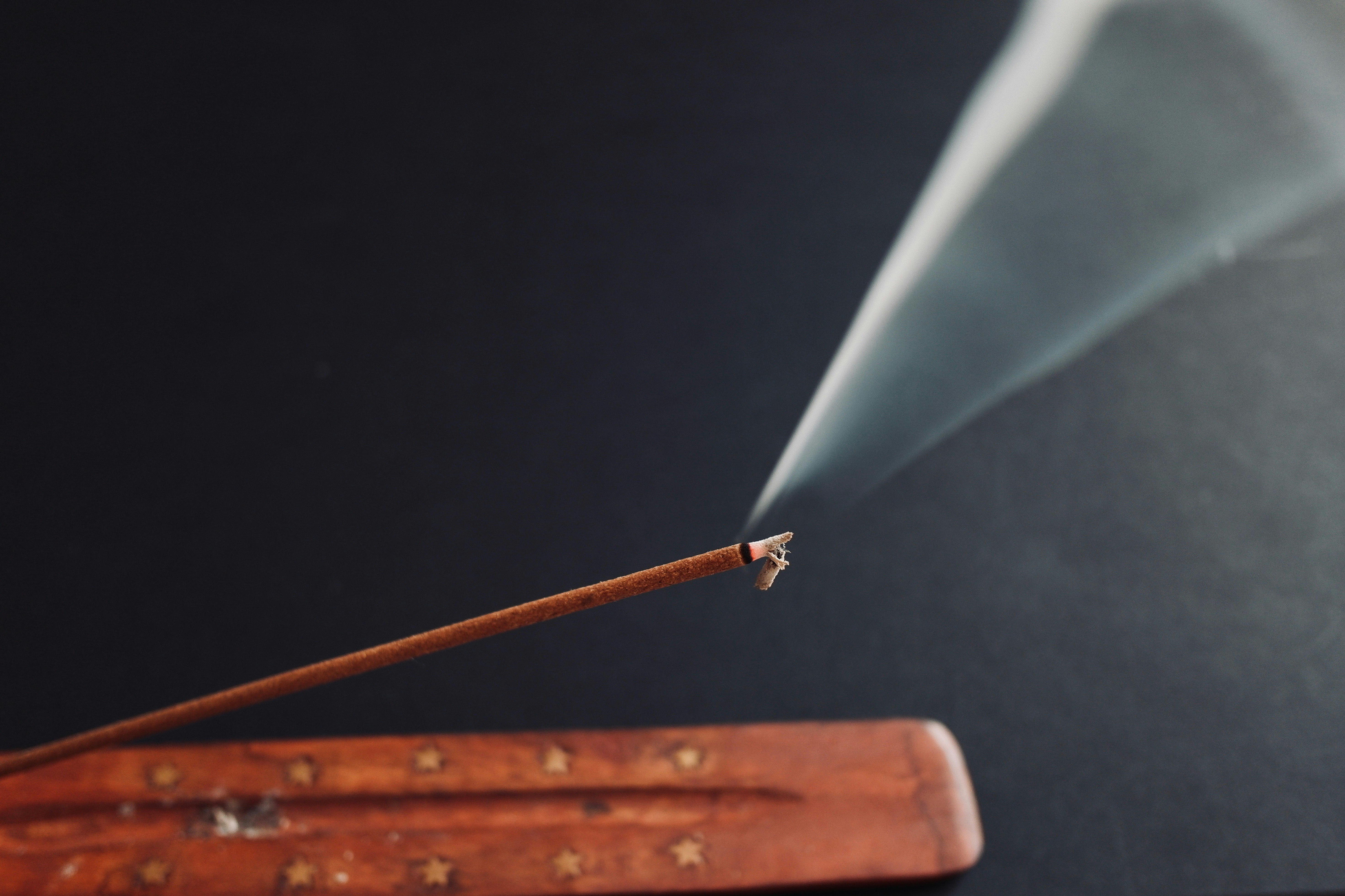 點燃的香熏棒與上升的煙霧