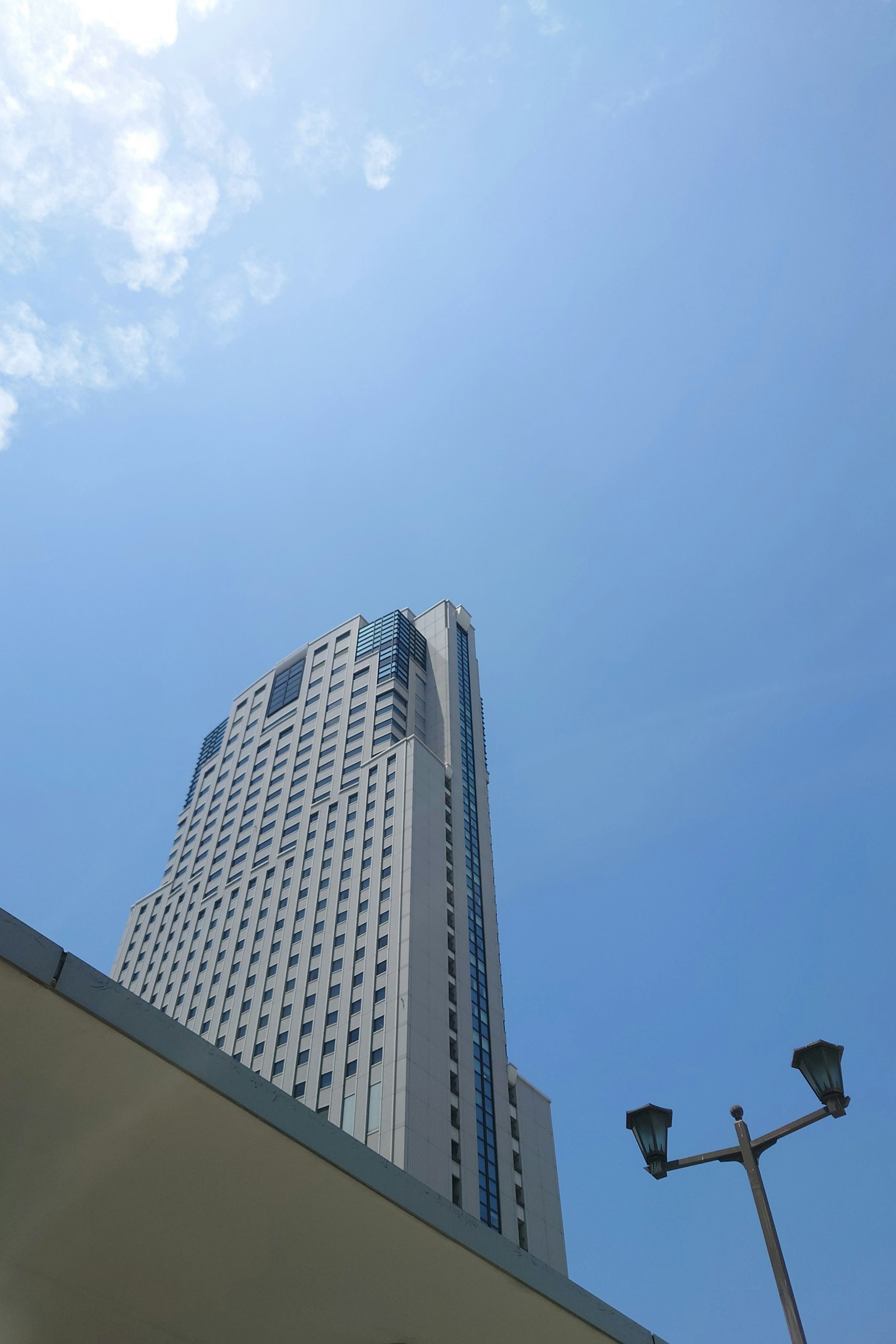 Grand bâtiment se dressant contre un ciel bleu clair