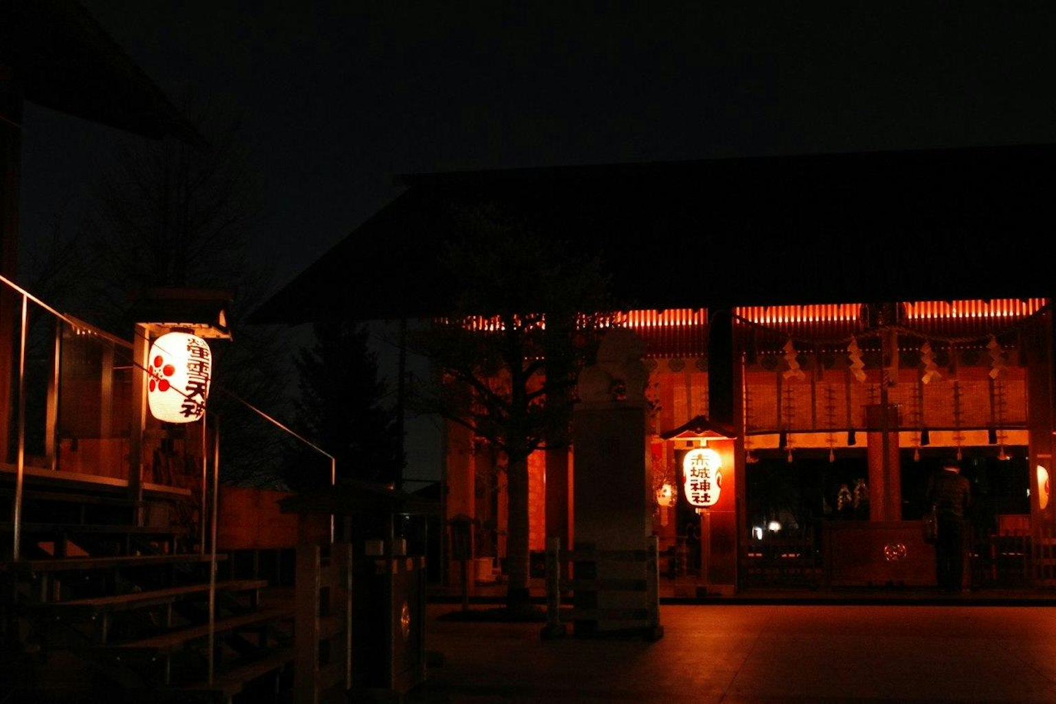夜间日本建筑和灯笼照明