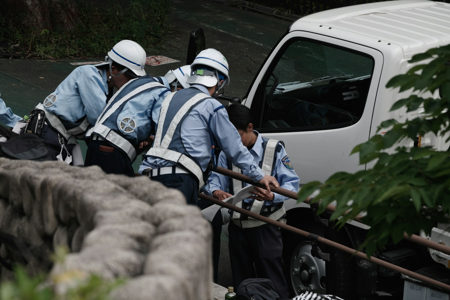 警察在車輛附近工作