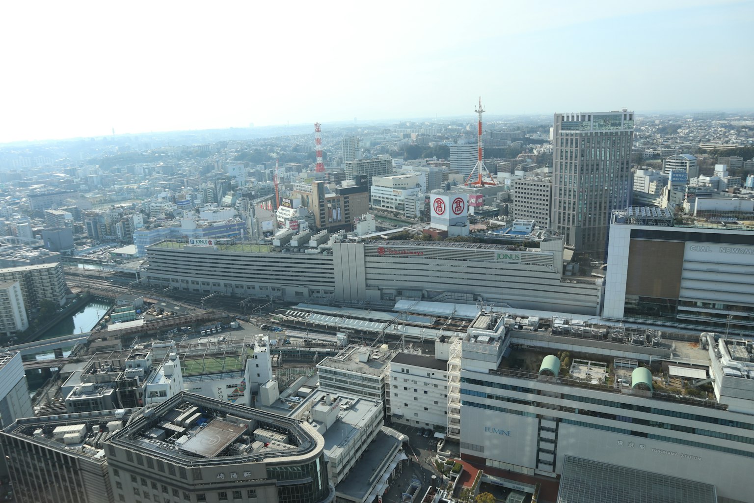 城市全景視圖包含火車站和現代建築