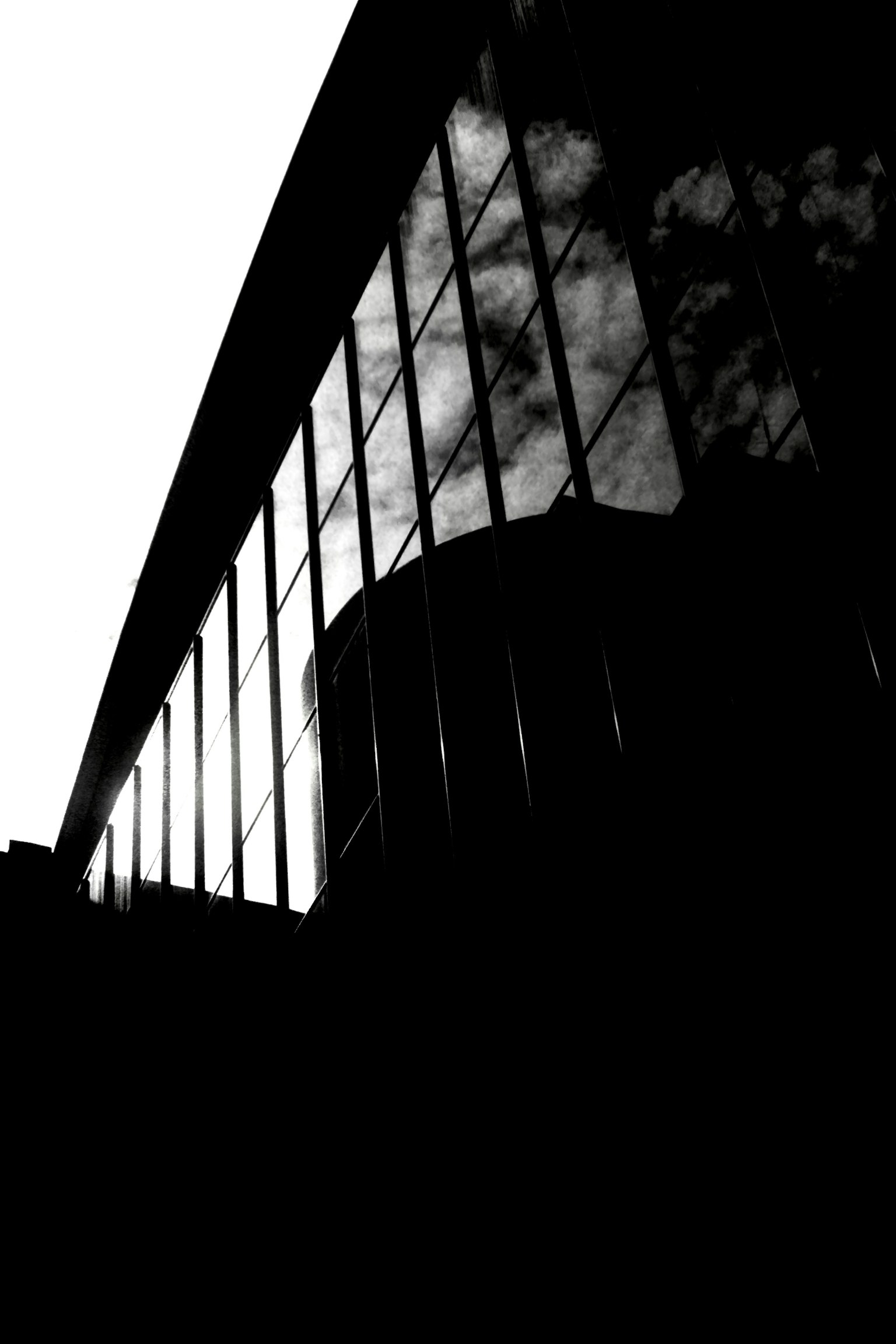 Riflesso di un edificio moderno in bianco e nero