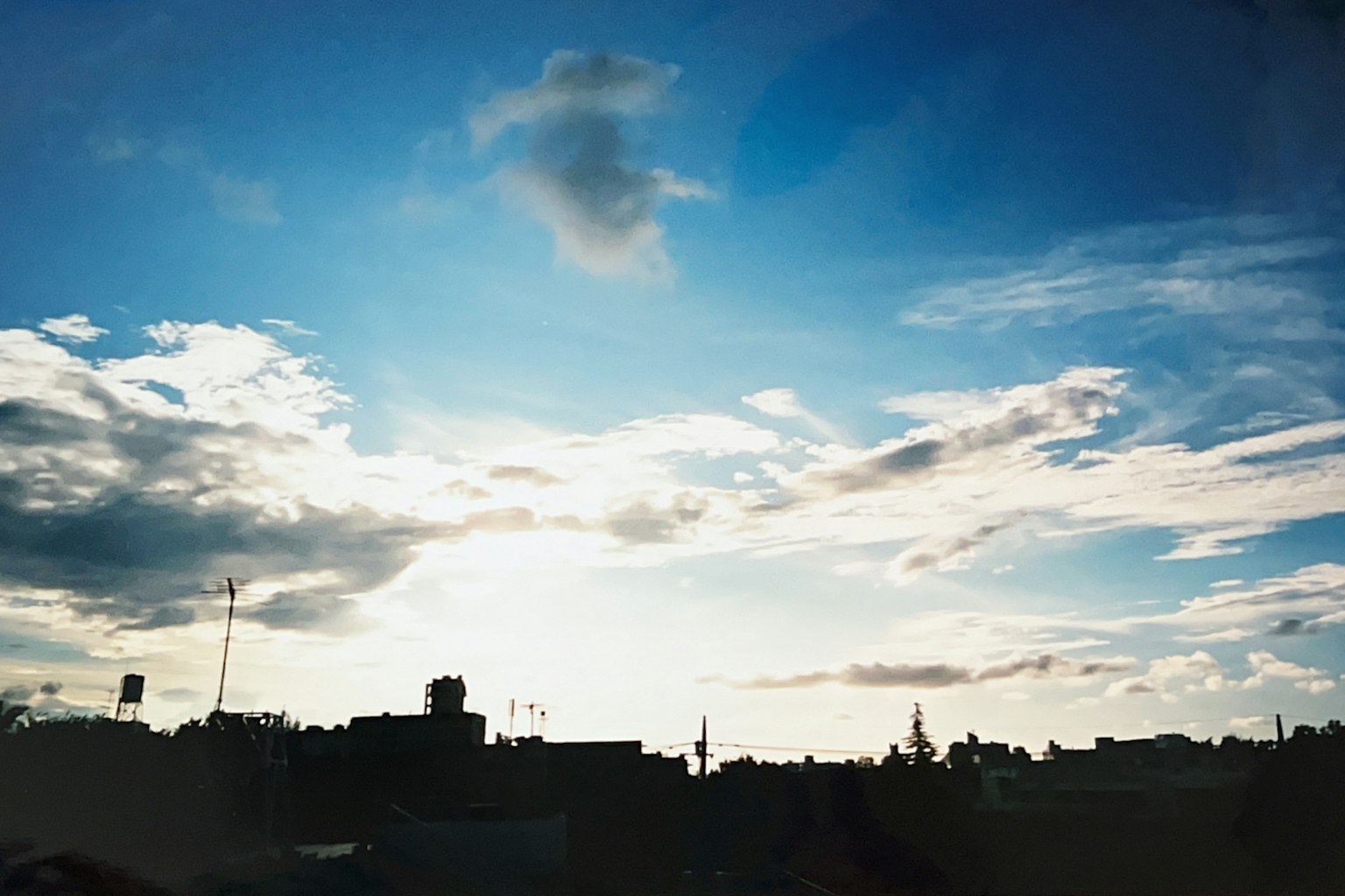 Silhouette von Gebäuden vor einem blauen Himmel mit Wolken