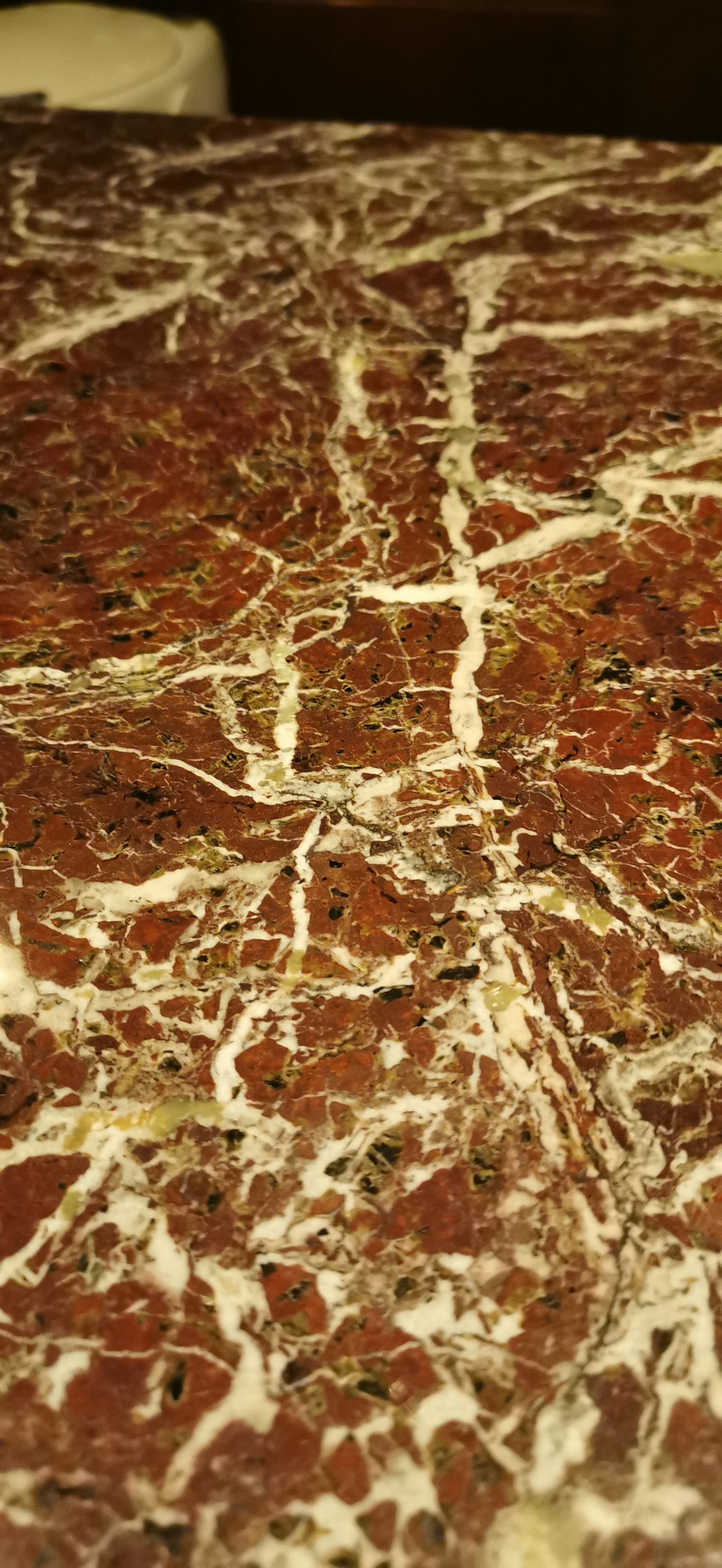 紅色大理石表面有白色紋理和圖案