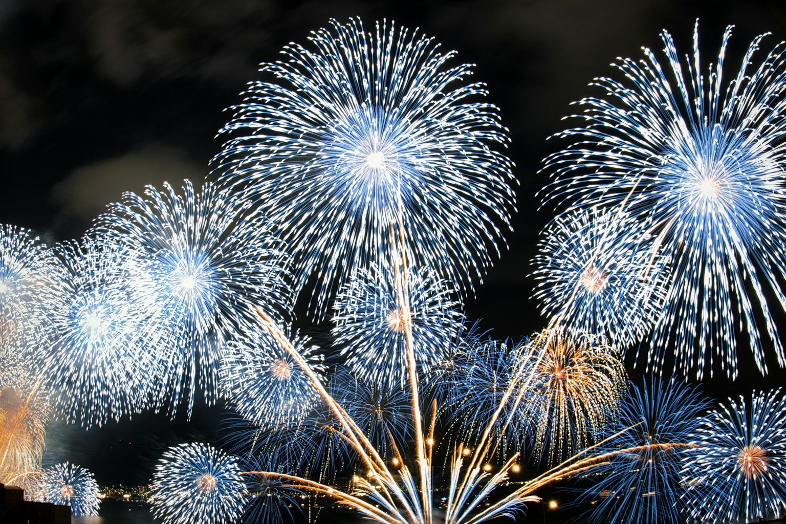 Ein Feuerwerk mit blauen Farben, das am Nachthimmel explodiert