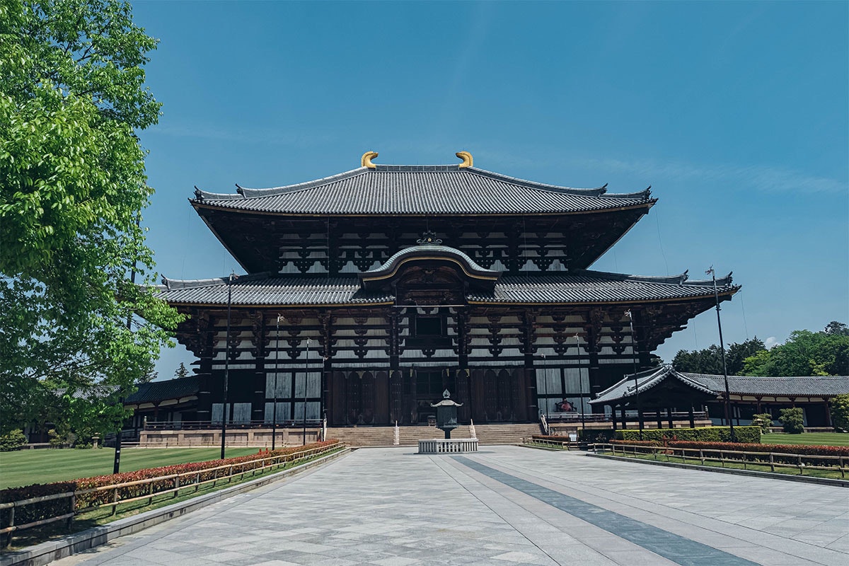 誰もいない東大寺の大仏殿前の参道と広場