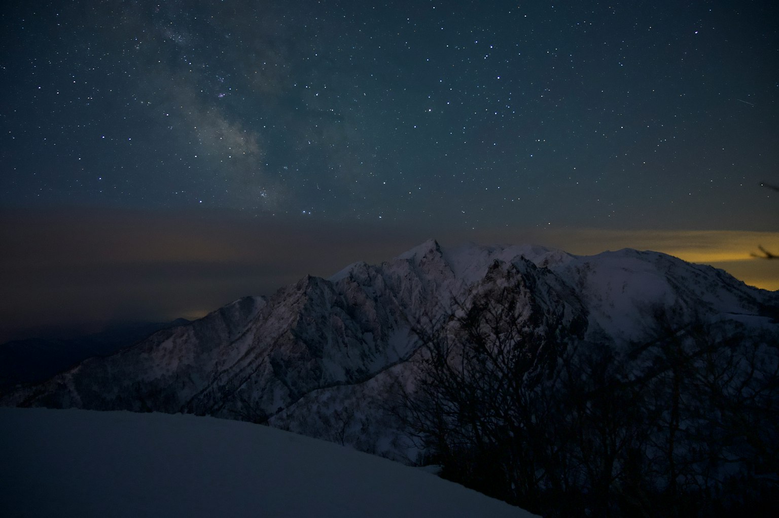 星空下的雪山夜景