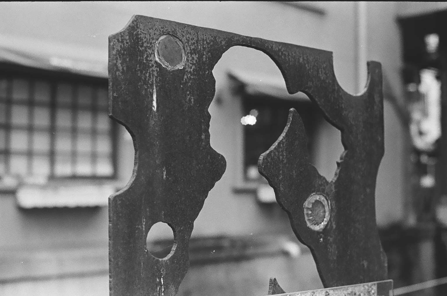 Pièce métallique artistique avec des trous créant des formes uniques