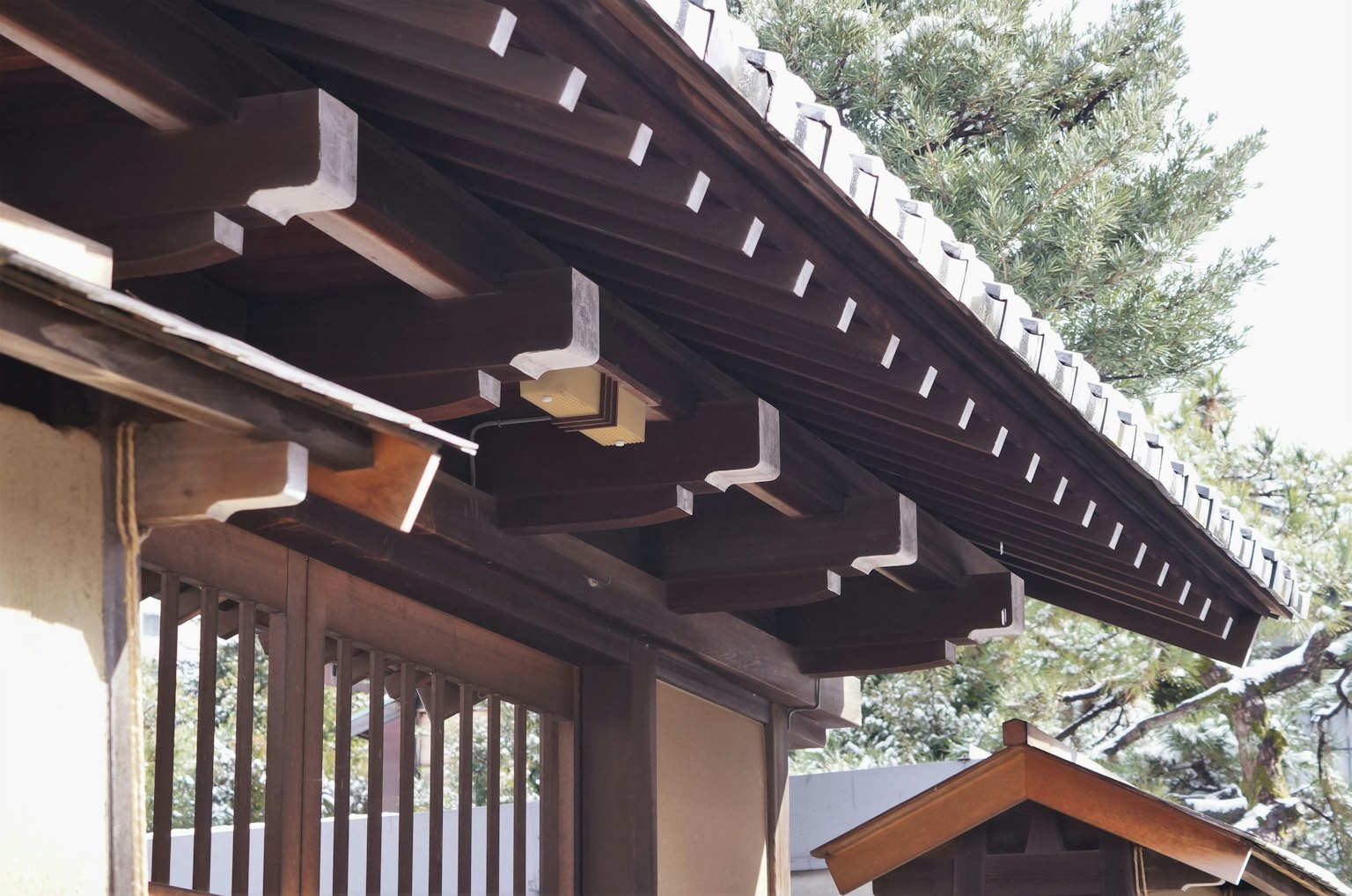 Detail atap arsitektur Jepang tradisional dengan tekstur kayu