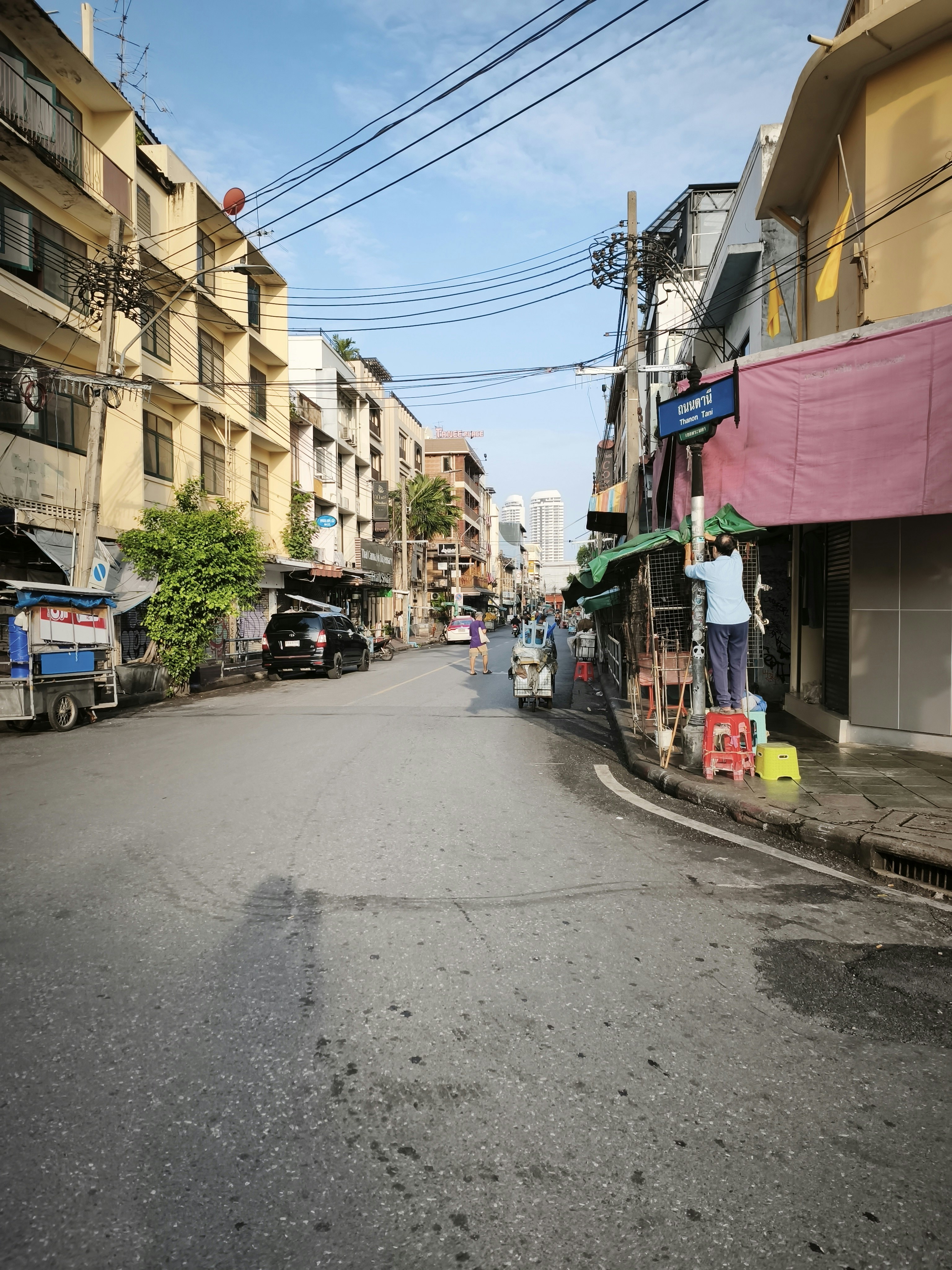 路地に並ぶ自転車と店先のある商店街の通り