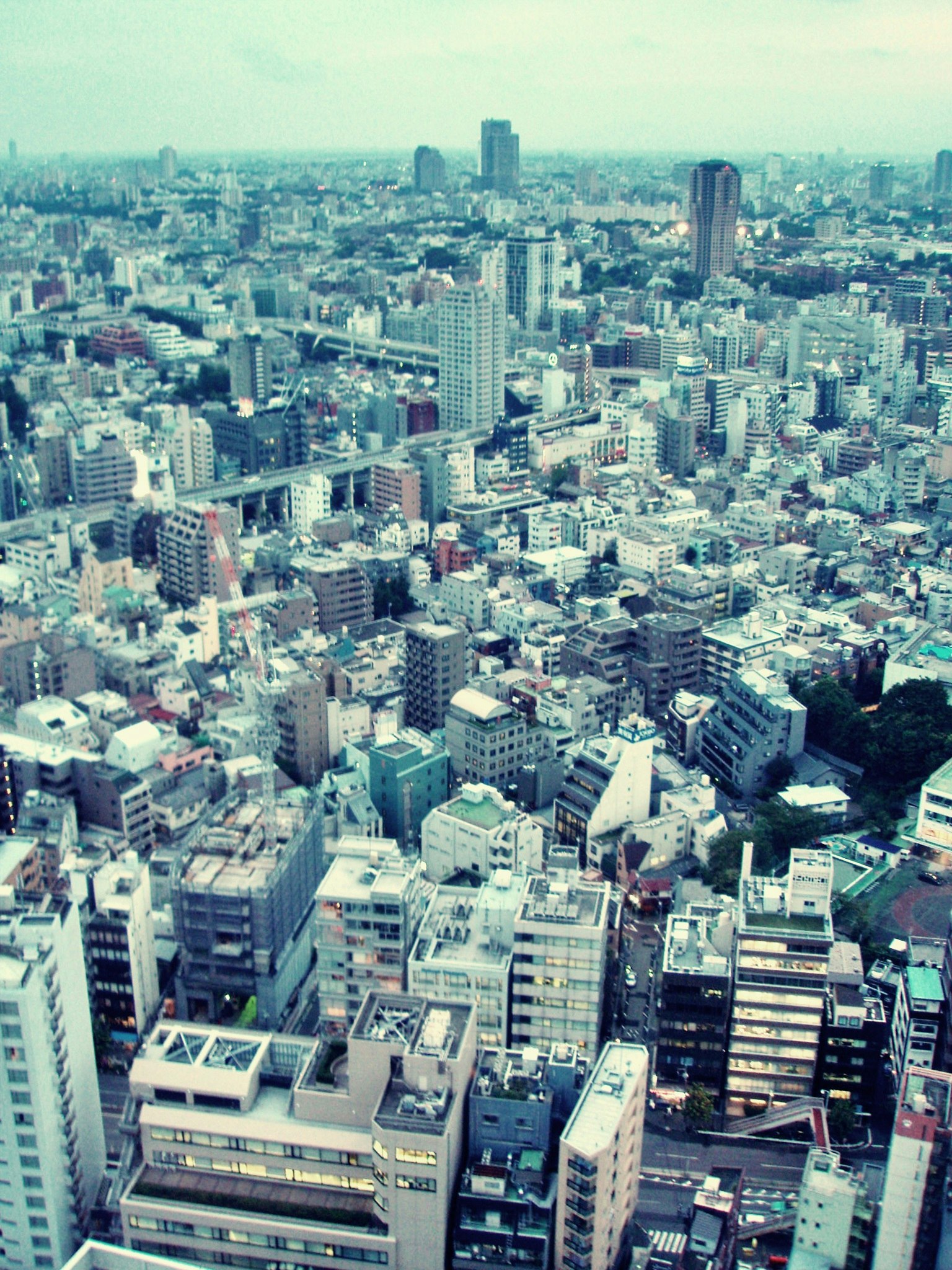 Pemandangan udara lanskap perkotaan Tokyo dengan gedung pencakar langit