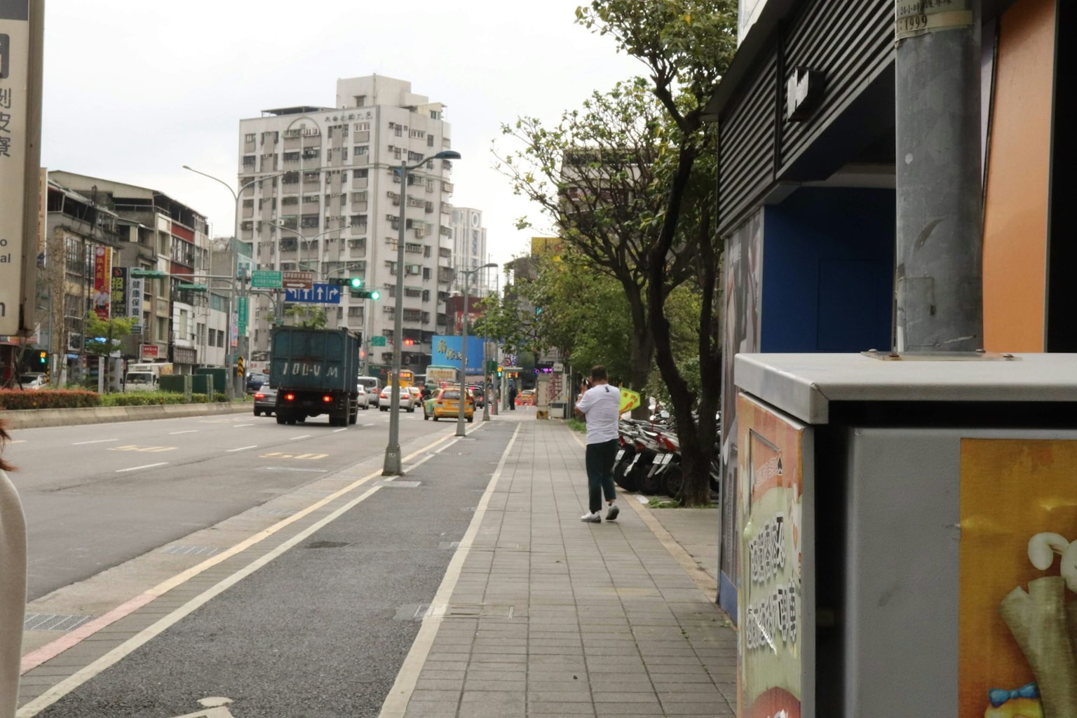 보도와 건물이 보이는 도시 풍경