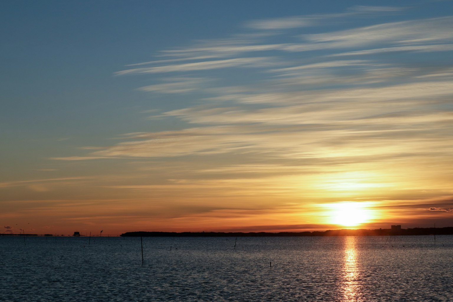 Paysage magnifique avec le coucher de soleil se reflétant sur l'eau