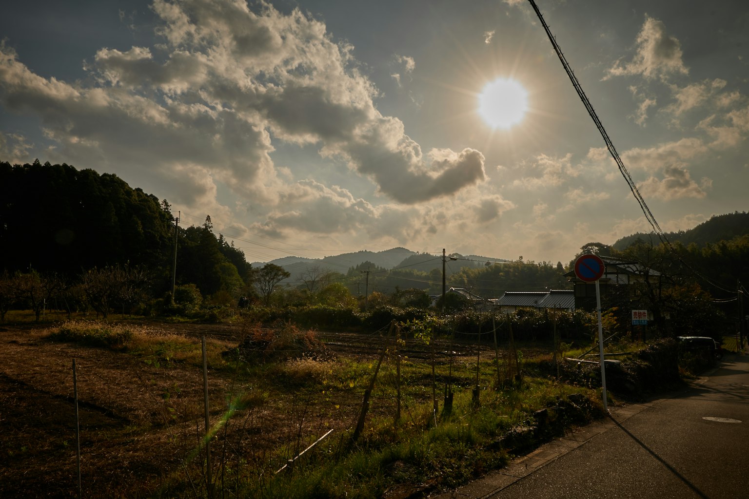 日落時的鄉村風景，山脈和雲朵
