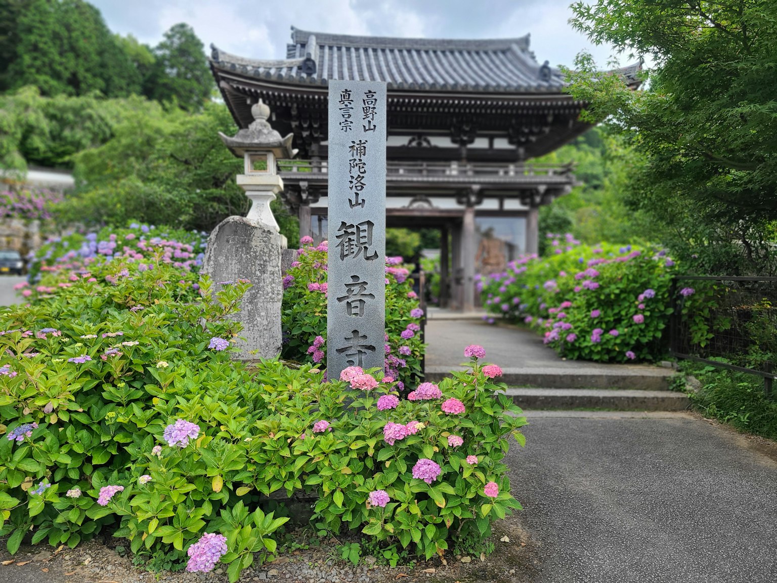 Eingang des Kannon-Tempels umgeben von blühenden Blumen