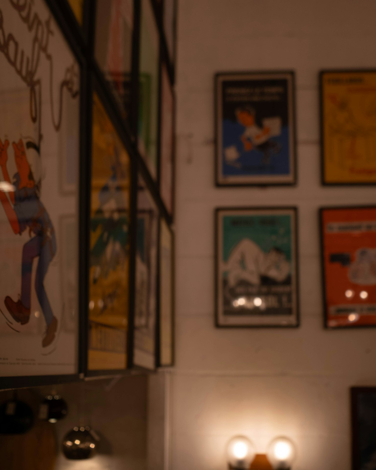 Intérieur avec des affiches colorées et des œuvres d'art accrochées au mur
