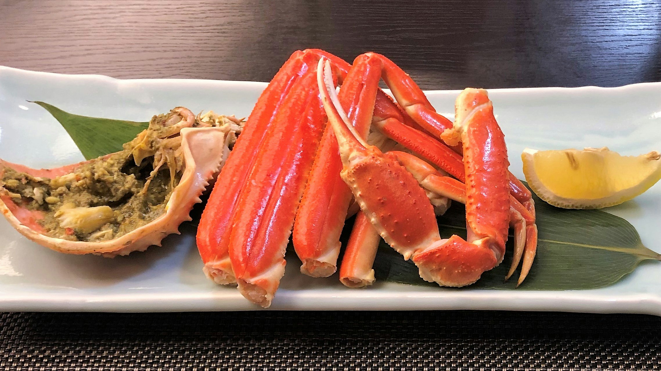配柠檬装饰的蟹腿与蟹肉拼盘
