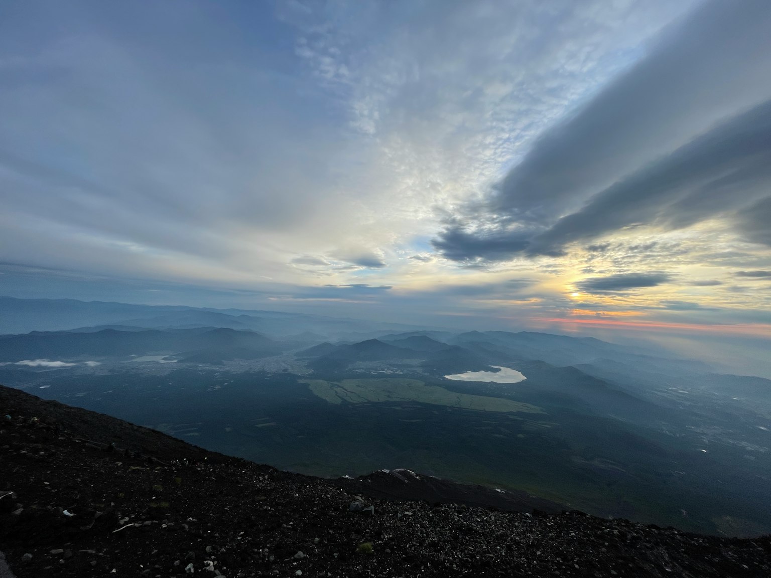 從山頂的視角，霧氣瀰漫的山谷和夕陽的光輝