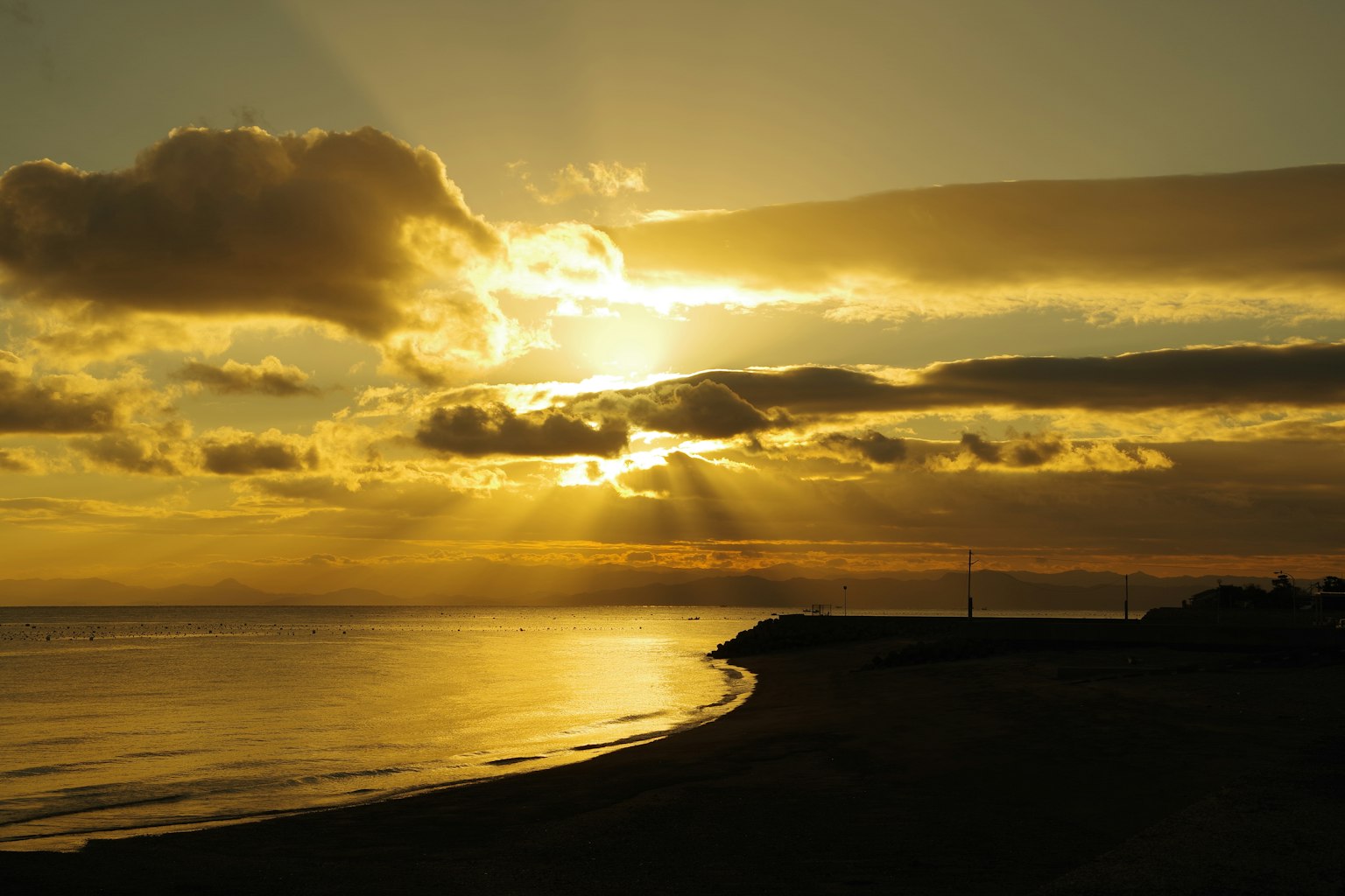 Meraviglioso tramonto che si riflette sul mare