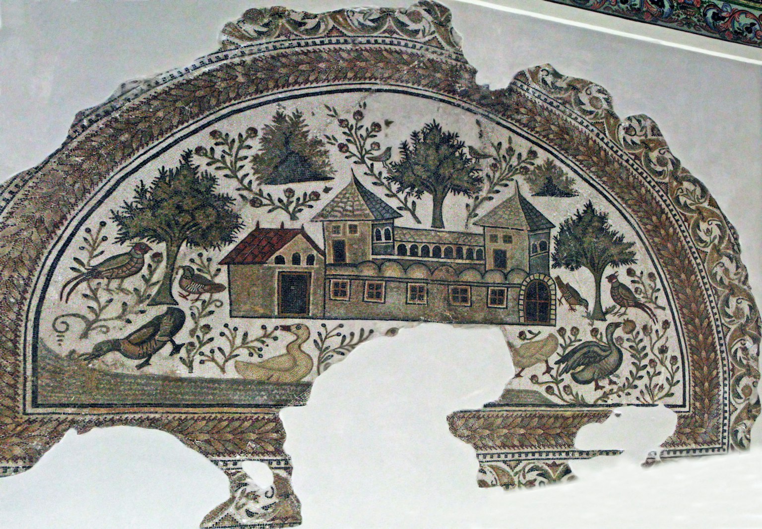 Schöne Mosaikwand mit Häusern, Bäumen und Vögeln