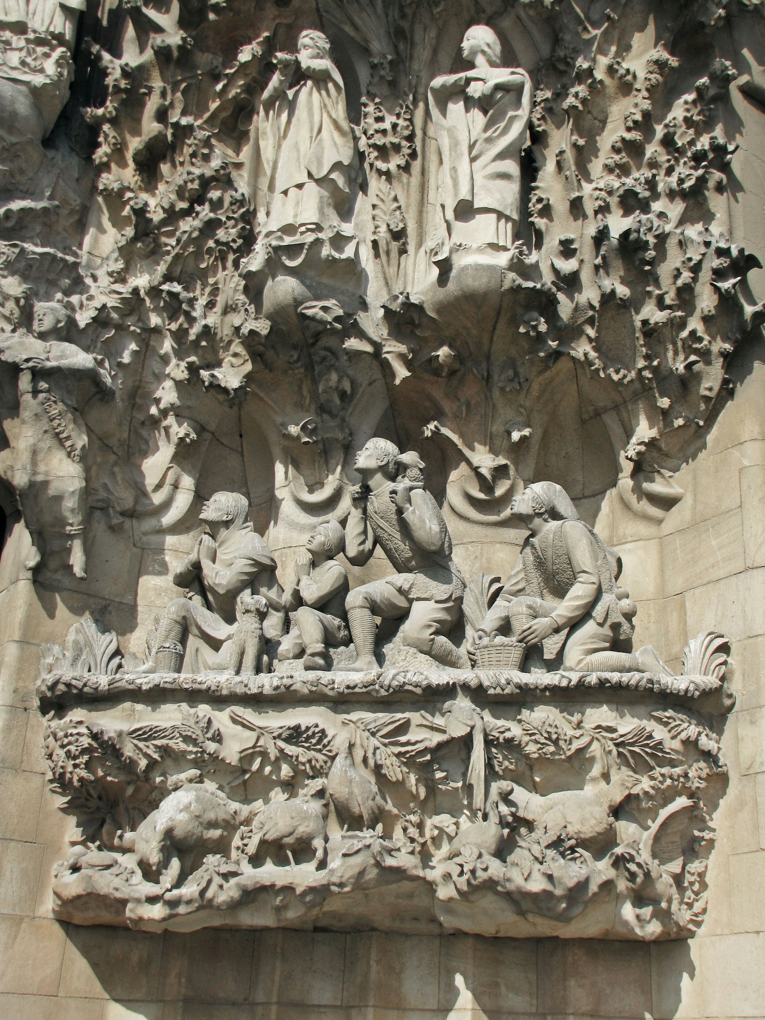 Relief sculptural de la Sagrada Familia à Barcelone représentant des saints et des animaux