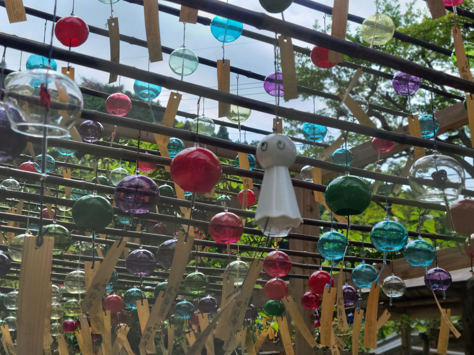 Carillons colorés suspendus dans un espace extérieur