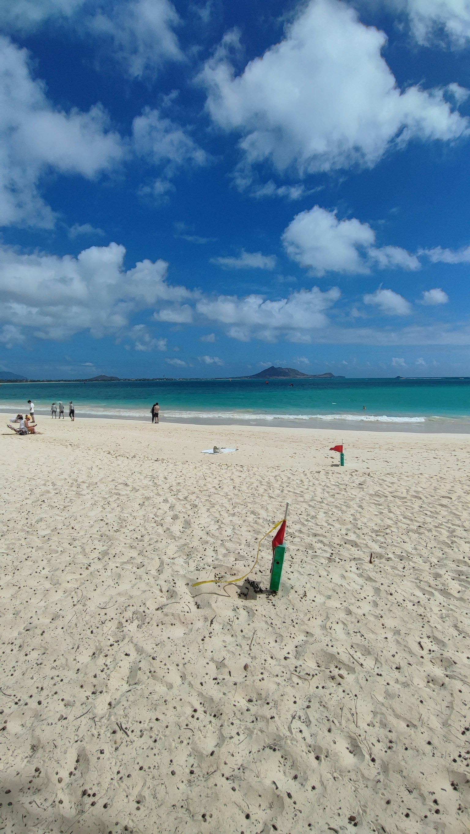 Pemandangan pantai yang indah dengan laut biru dan pasir putih